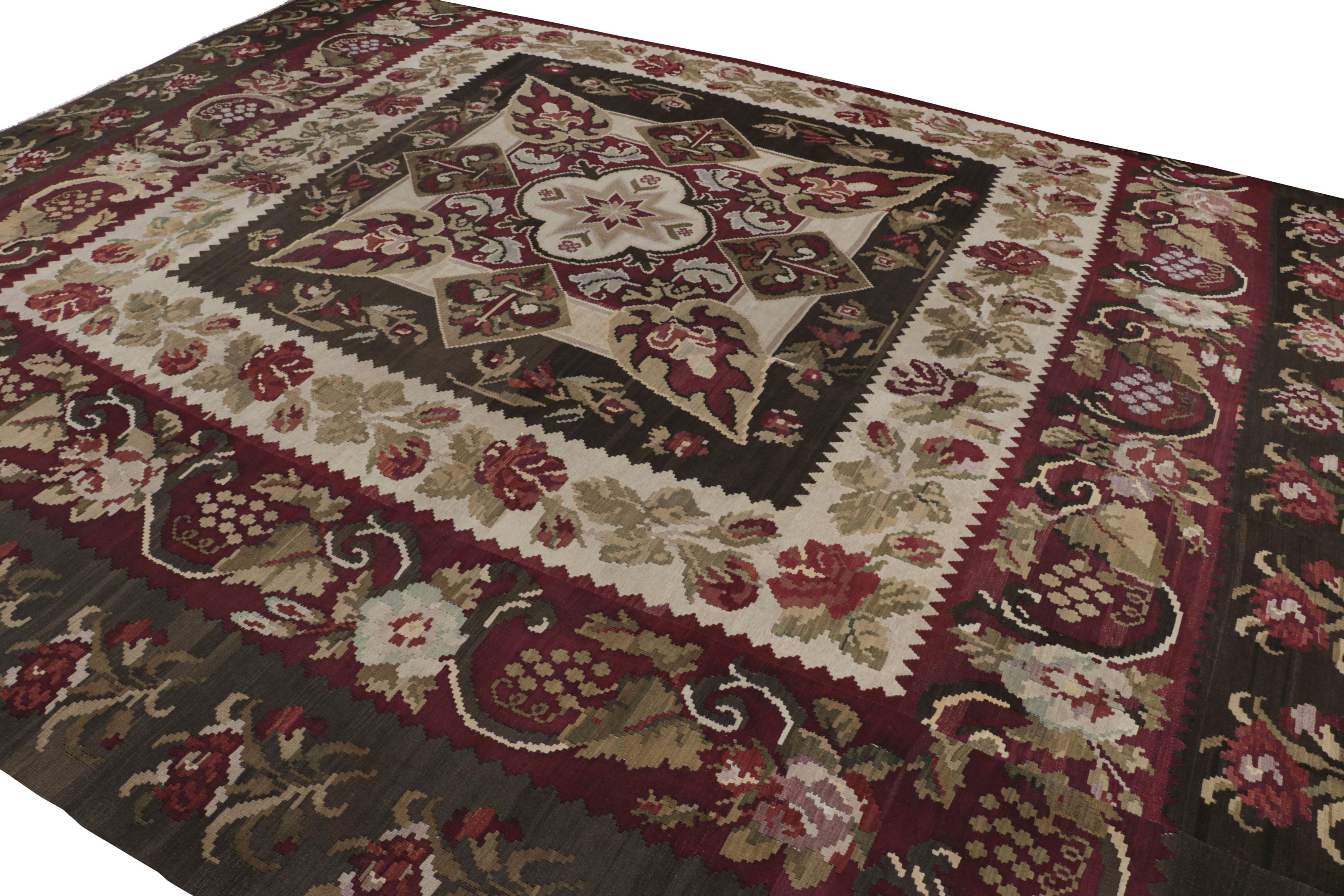 Tessuto a mano Kilim quadrato antico e sovradimensionato di Bessarabia con motivi floreali - Rug & Kilim in vendita