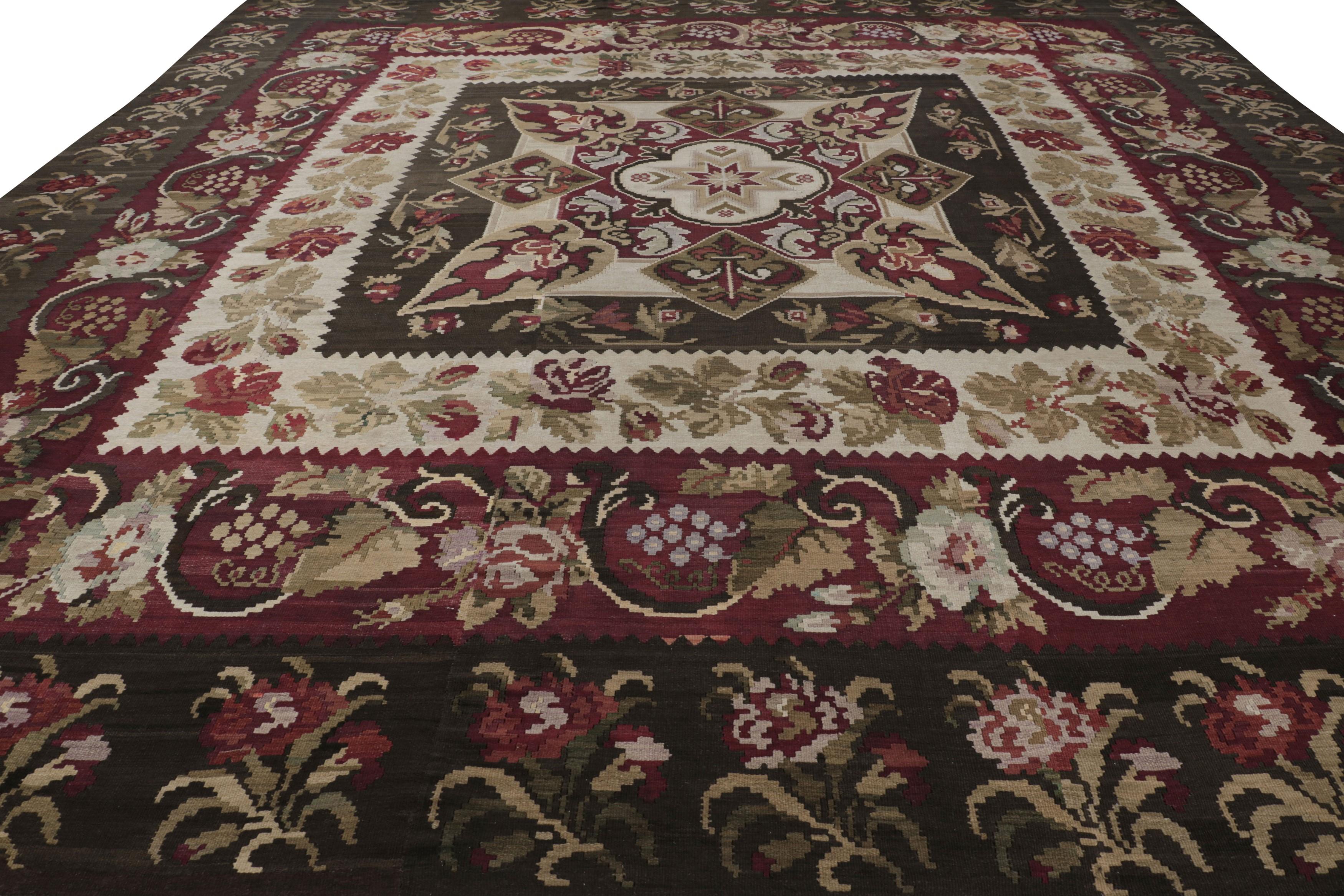 Kilim quadrato antico e sovradimensionato di Bessarabia con motivi floreali - Rug & Kilim In condizioni buone in vendita a Long Island City, NY
