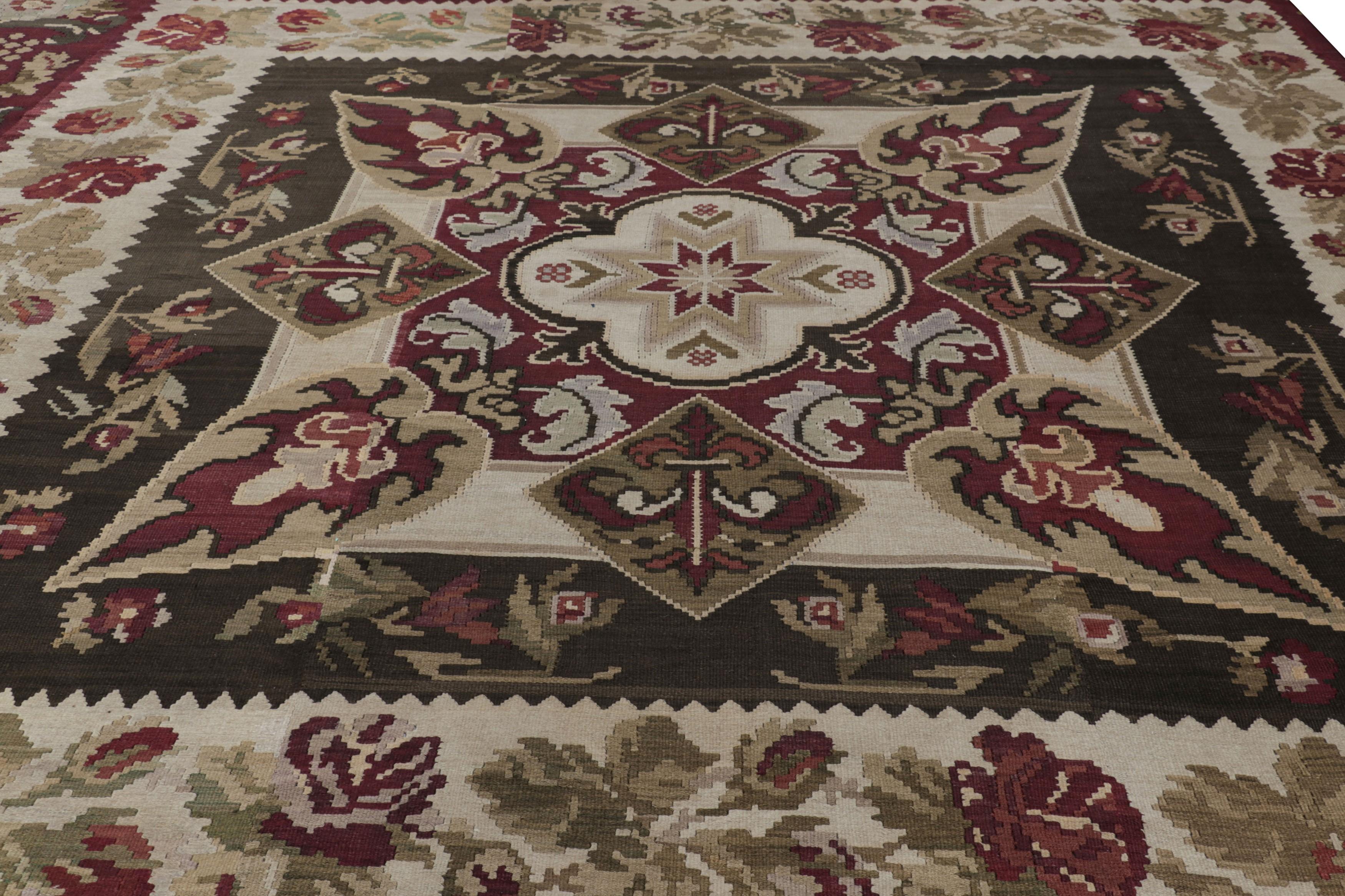Fine XIX secolo Kilim quadrato antico e sovradimensionato di Bessarabia con motivi floreali - Rug & Kilim in vendita