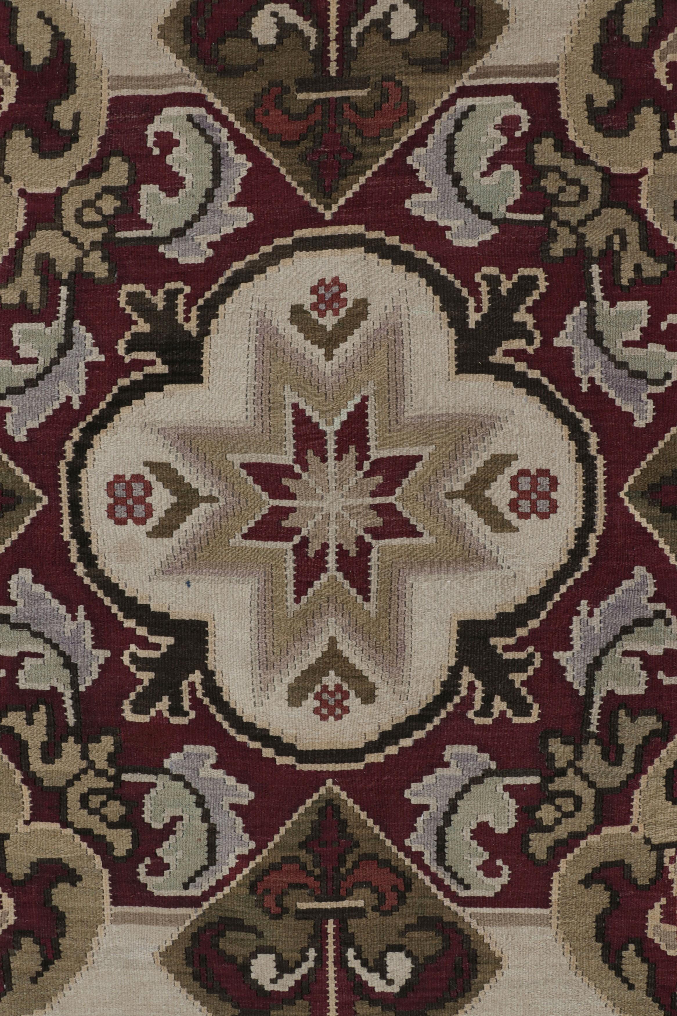 Lana Kilim quadrato antico e sovradimensionato di Bessarabia con motivi floreali - Rug & Kilim in vendita