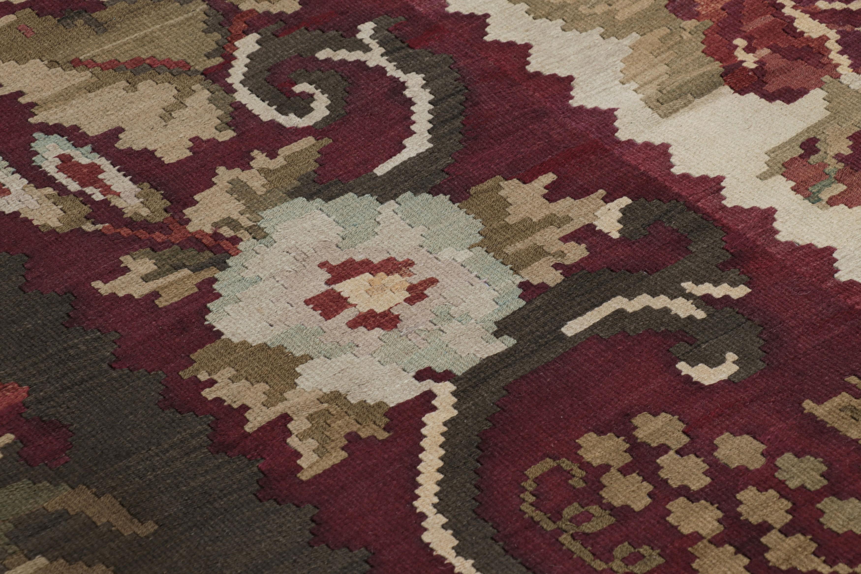 Kilim quadrato antico e sovradimensionato di Bessarabia con motivi floreali - Rug & Kilim in vendita 1