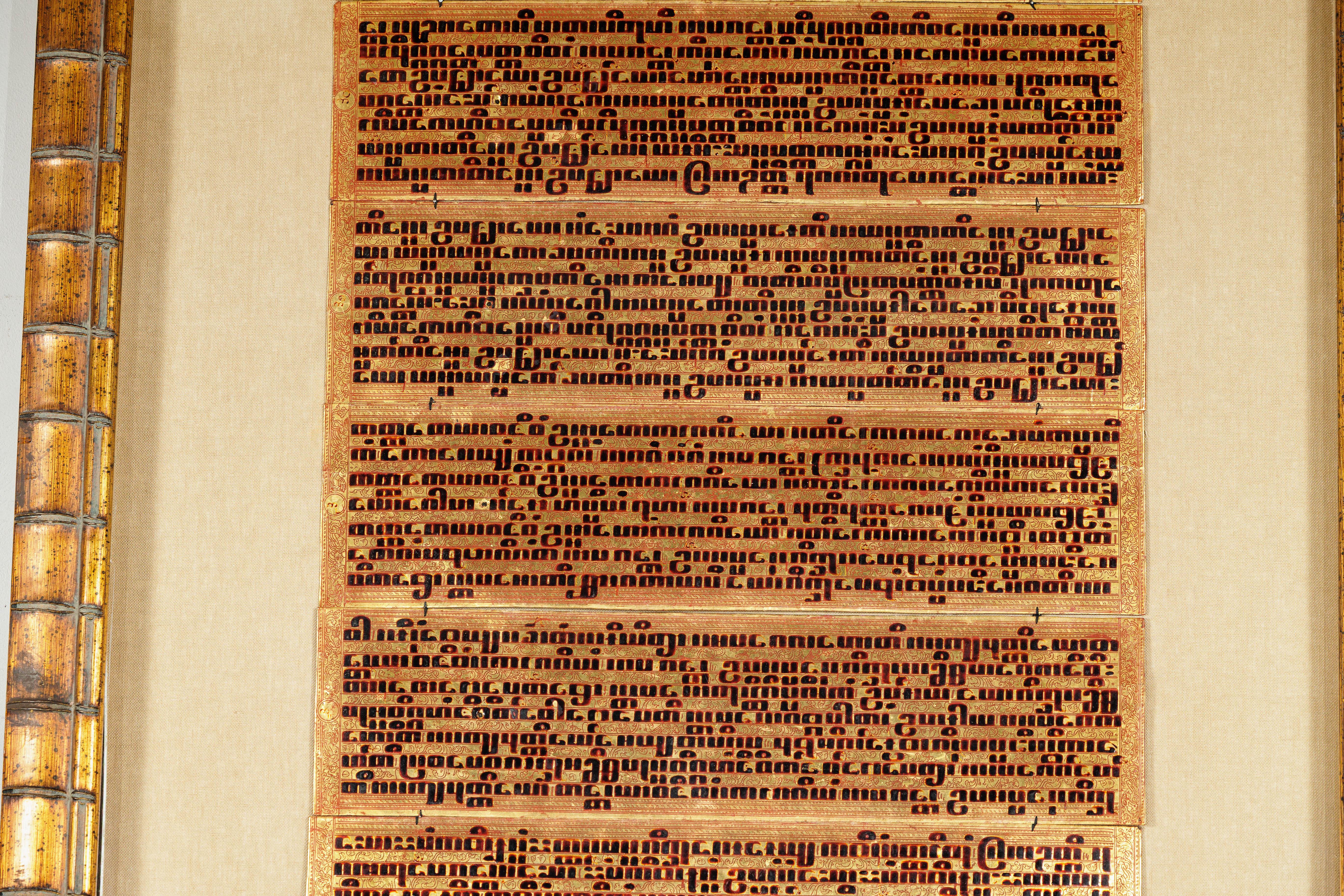 Antico manoscritto di preghiera birmano dorato e sovradimensionato, incorniciato per essere esposto a parete in vendita 4