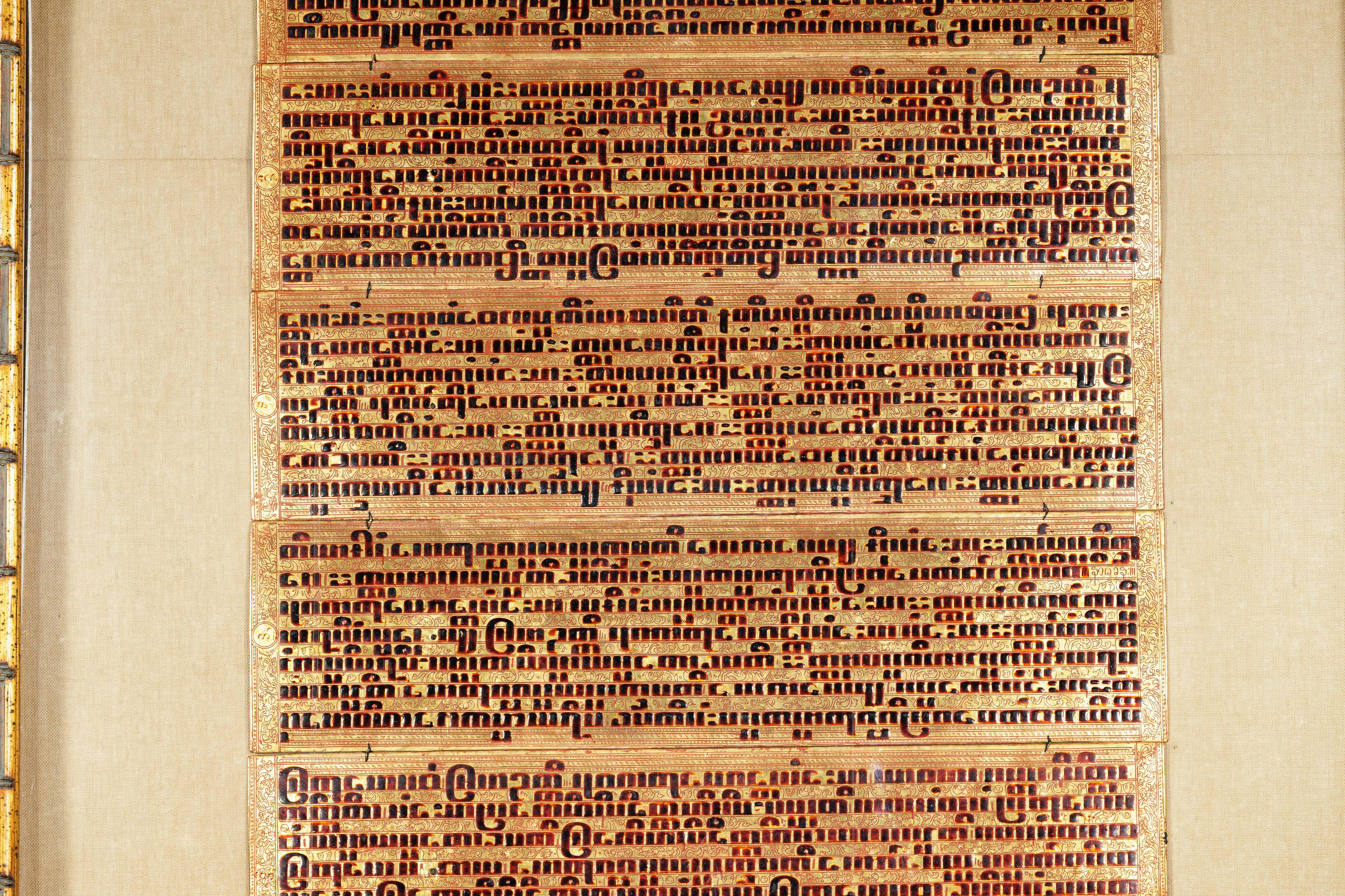 Antico manoscritto di preghiera birmano dorato e sovradimensionato, incorniciato per essere esposto a parete in vendita 5