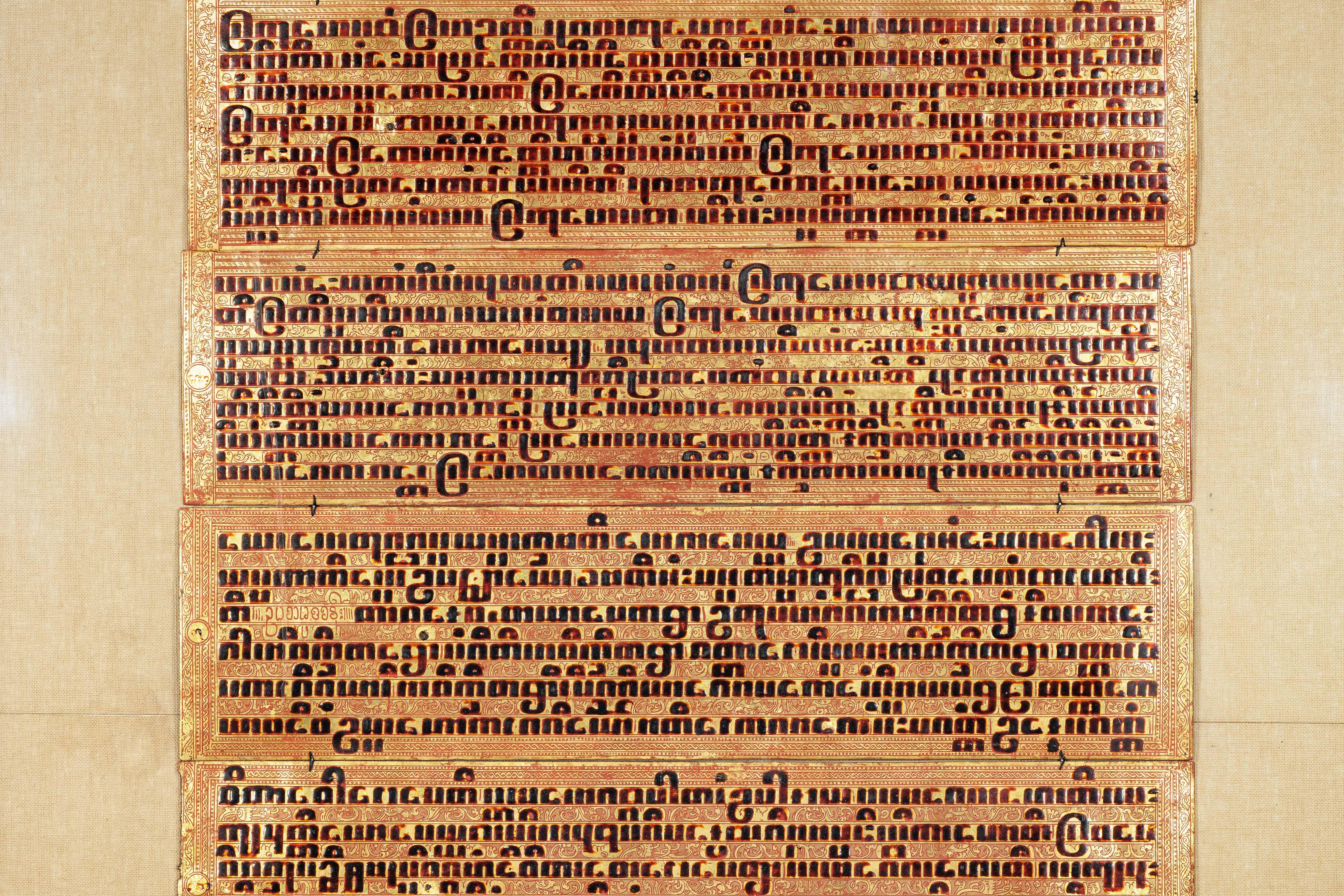 Antico manoscritto di preghiera birmano dorato e sovradimensionato, incorniciato per essere esposto a parete in vendita 6