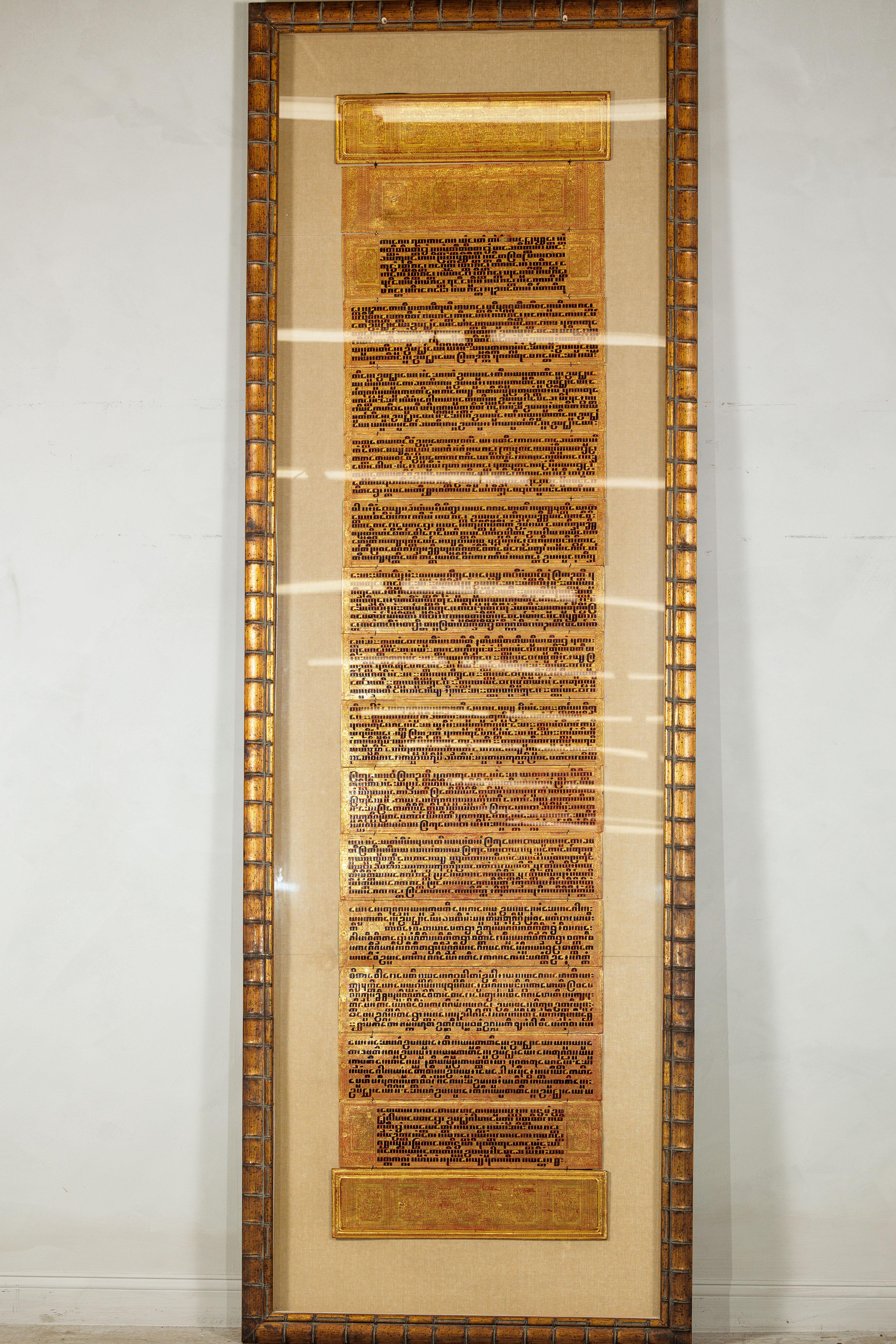 Antico manoscritto di preghiera birmano dorato e sovradimensionato, incorniciato per essere esposto a parete in vendita 9