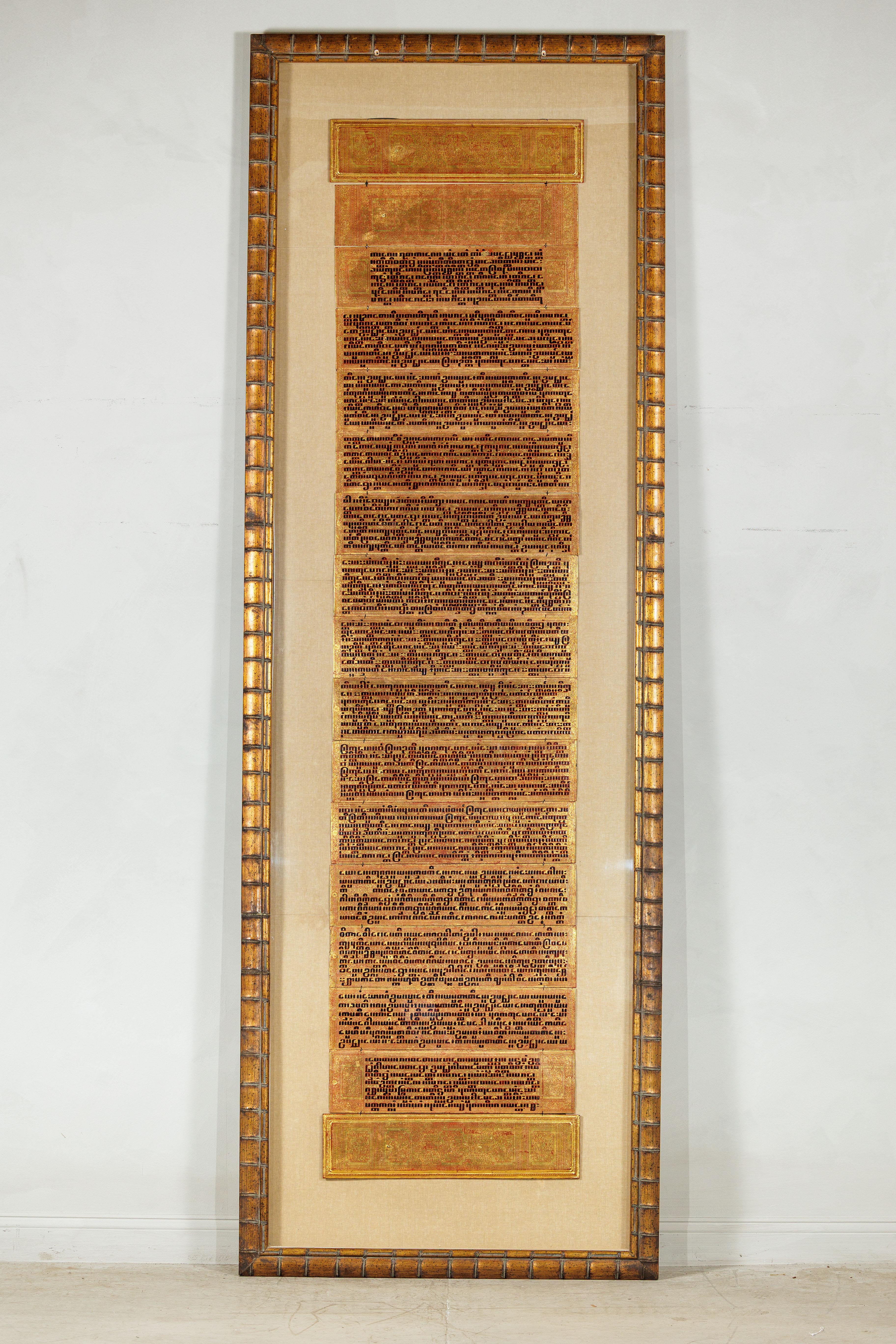 Antico manoscritto di preghiera birmano dorato e sovradimensionato, incorniciato per essere esposto a parete in vendita 12