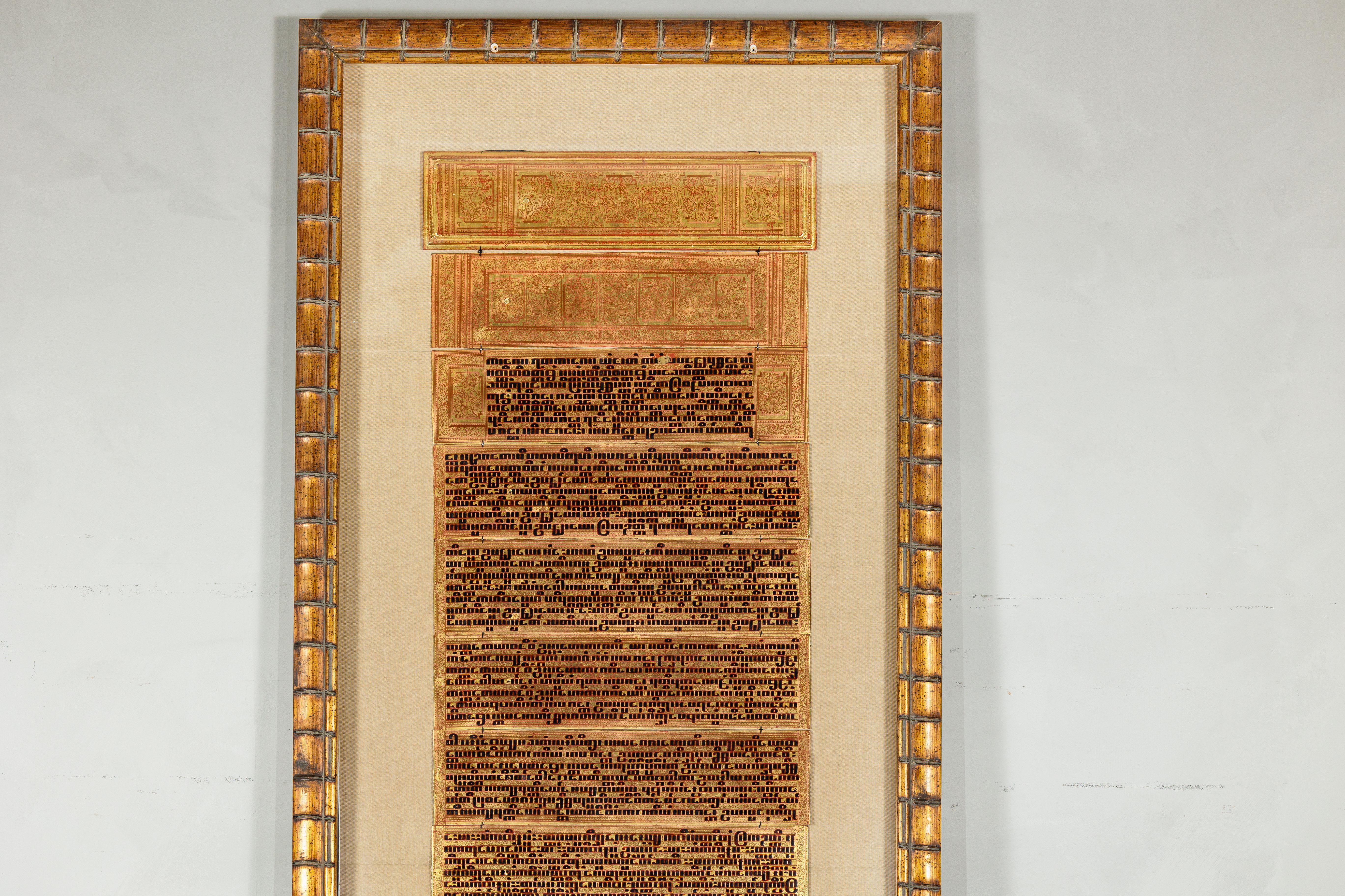 Antico manoscritto di preghiera birmano dorato e sovradimensionato, incorniciato per essere esposto a parete In condizioni buone in vendita a Yonkers, NY