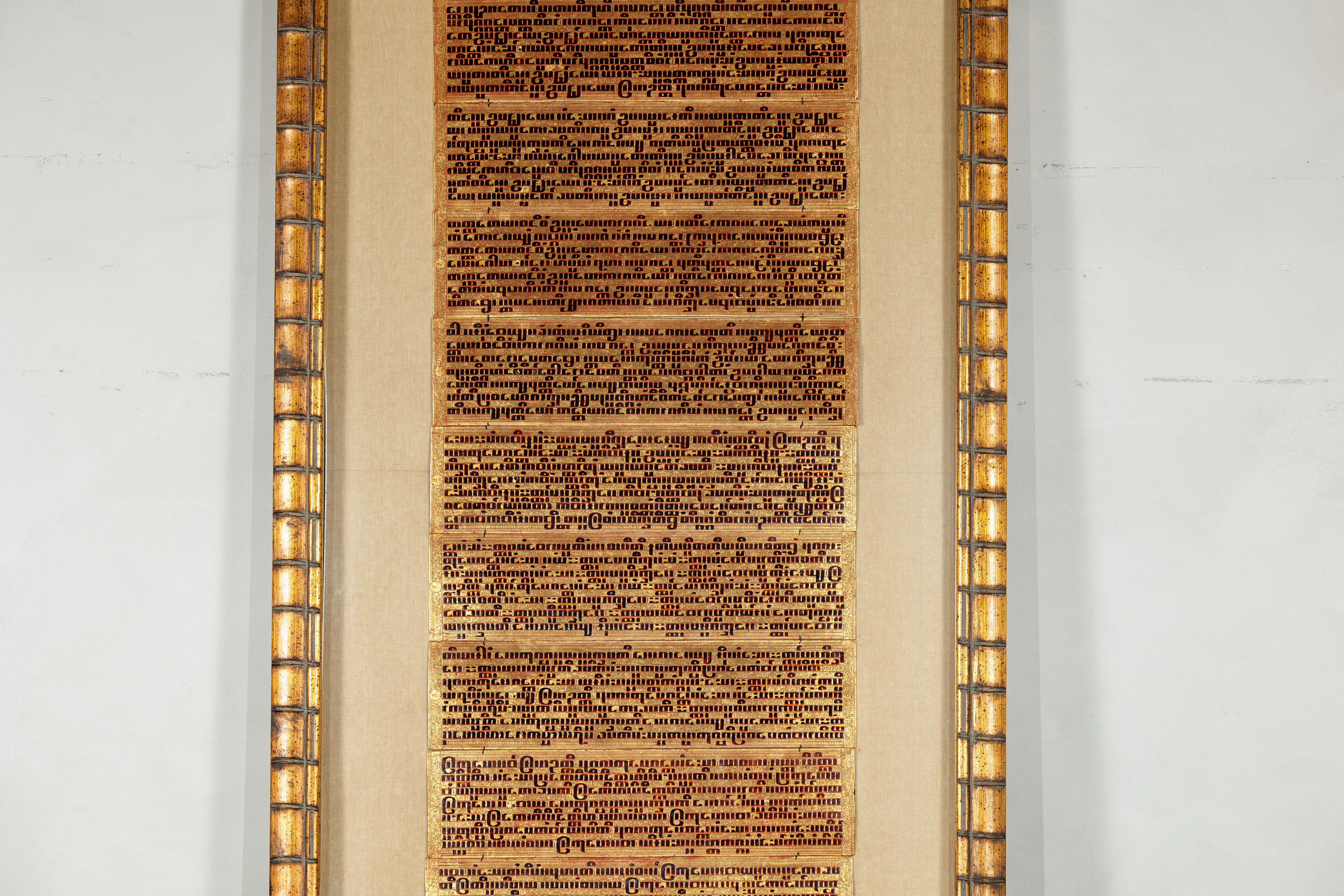 XIX secolo Antico manoscritto di preghiera birmano dorato e sovradimensionato, incorniciato per essere esposto a parete in vendita