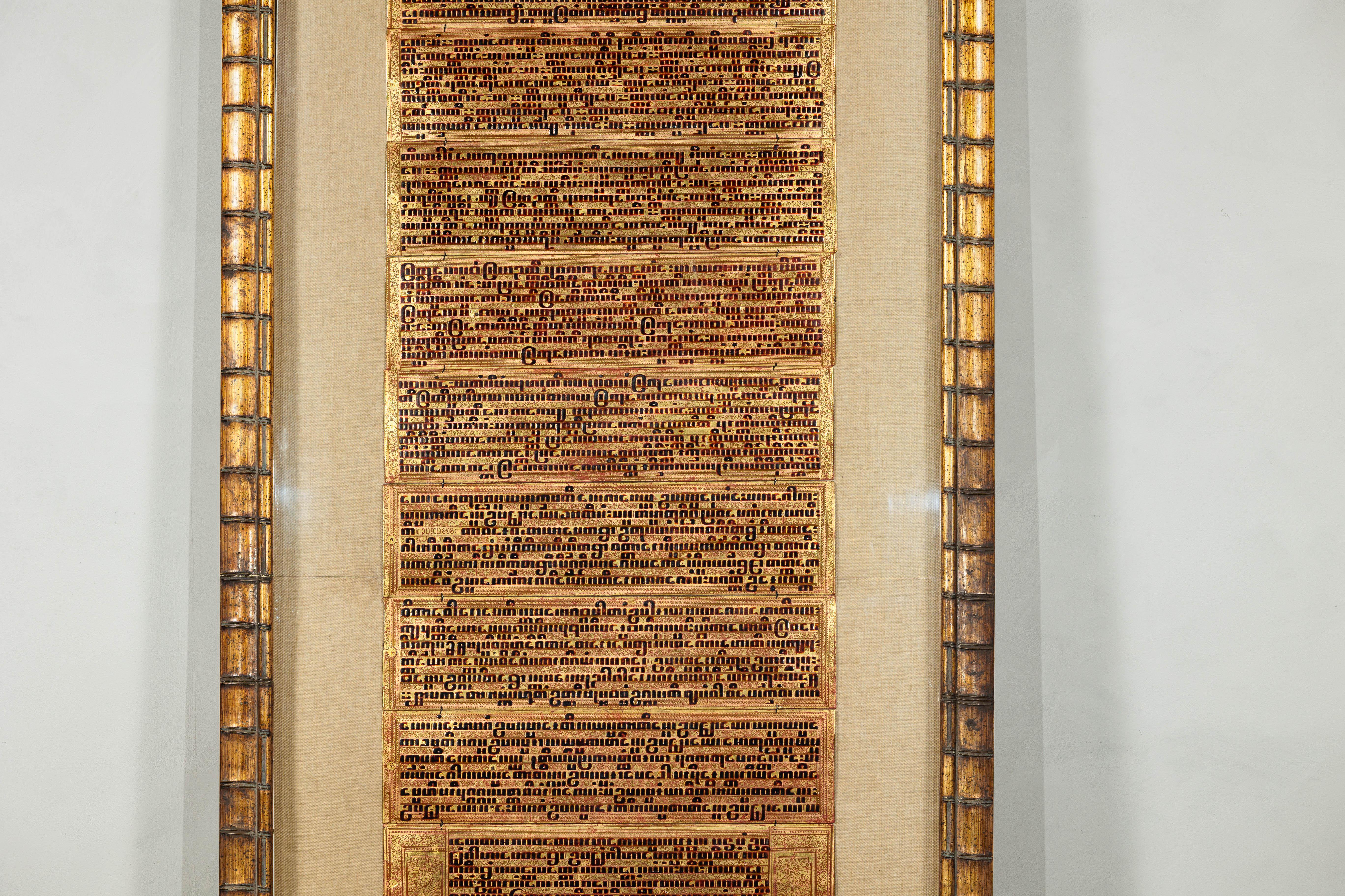 Lino Antico manoscritto di preghiera birmano dorato e sovradimensionato, incorniciato per essere esposto a parete in vendita
