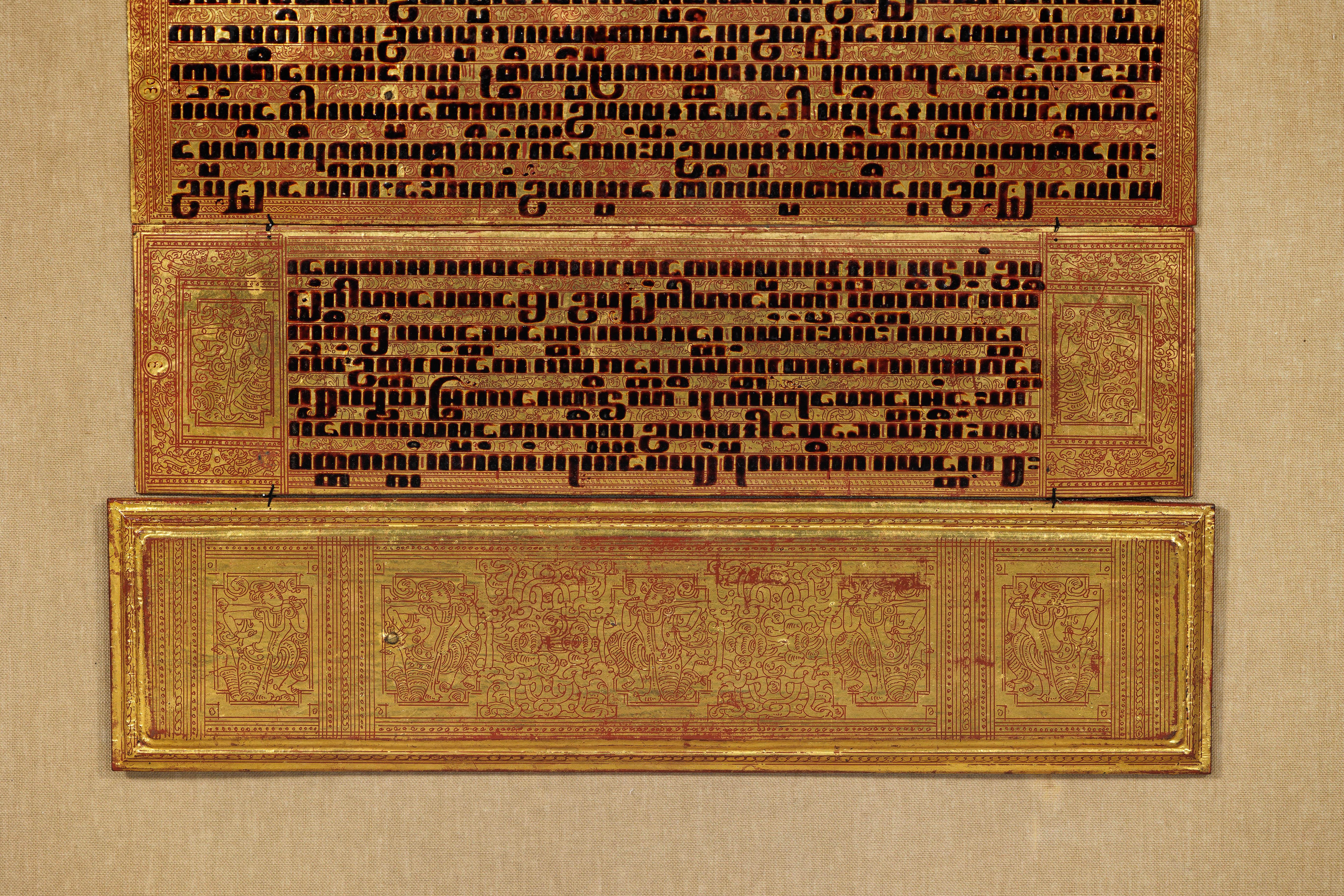 Antico manoscritto di preghiera birmano dorato e sovradimensionato, incorniciato per essere esposto a parete in vendita 1