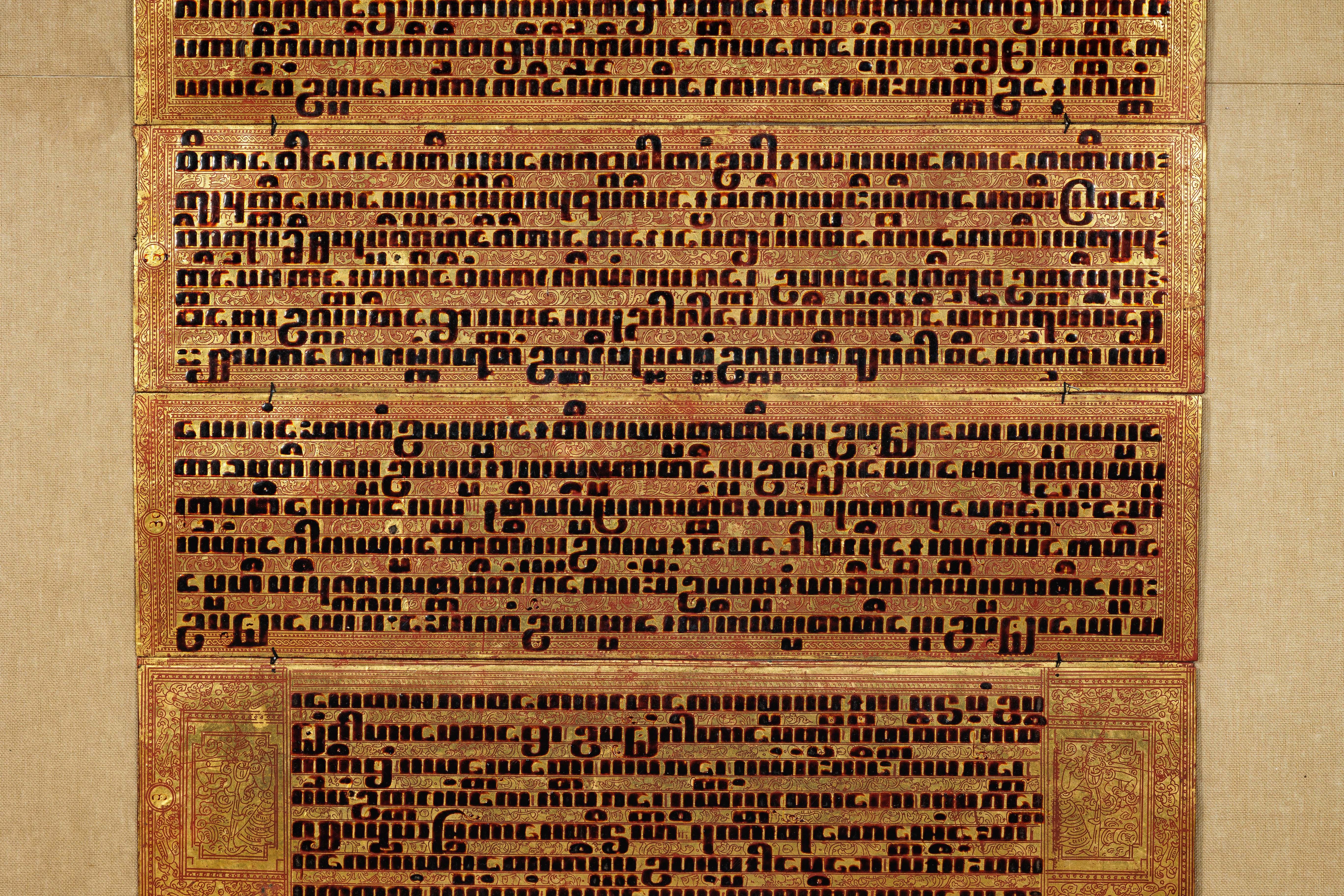 Antico manoscritto di preghiera birmano dorato e sovradimensionato, incorniciato per essere esposto a parete in vendita 2