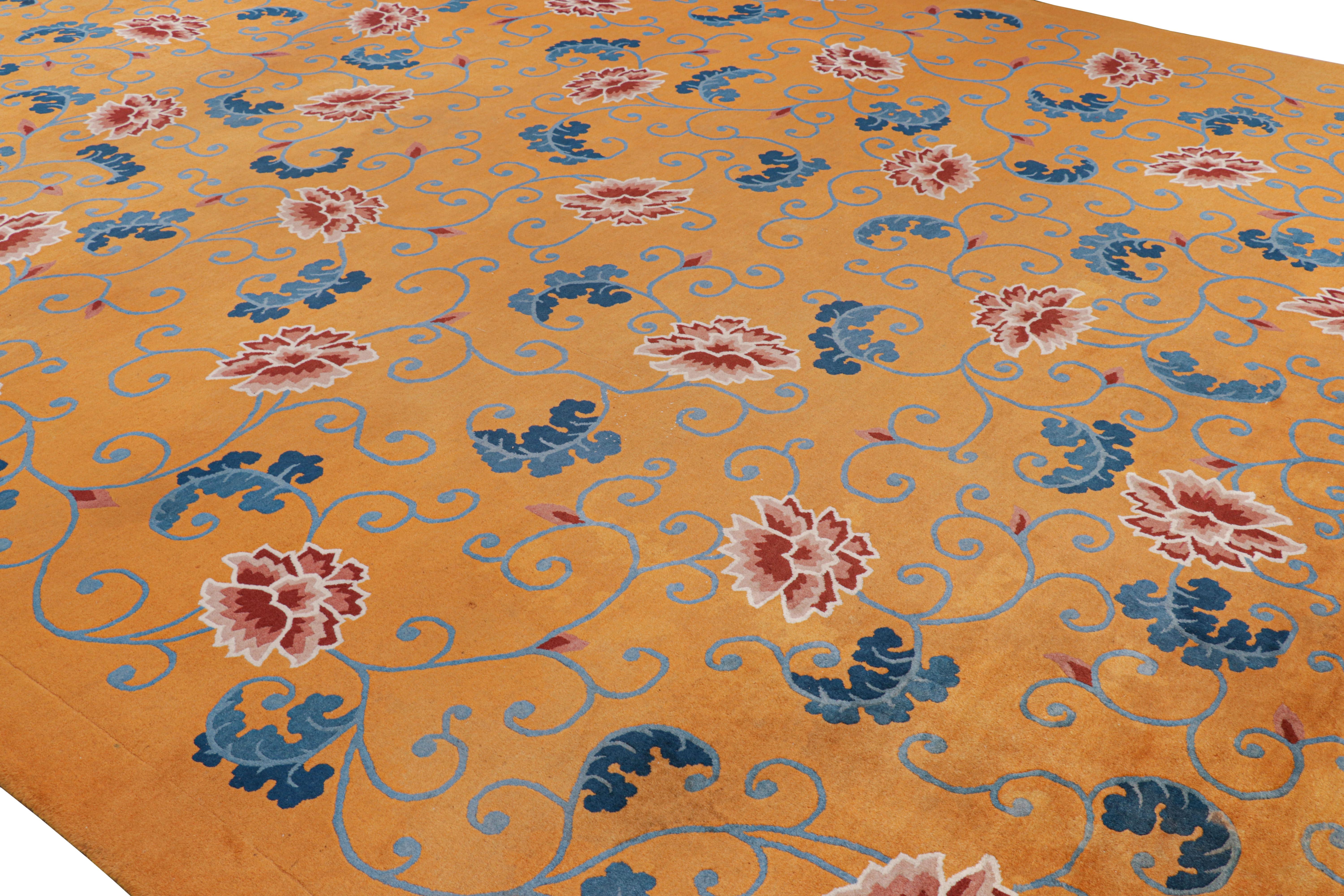 Noué à la main en laine et originaire de Chine vers 1920-1930, ce tapis Art déco chinois antique 13x18 est une rare pièce de collection surdimensionnée des années 1920 de style Chinoiserie, et l'une de nos nouvelles curations préférées.   

Sur le
