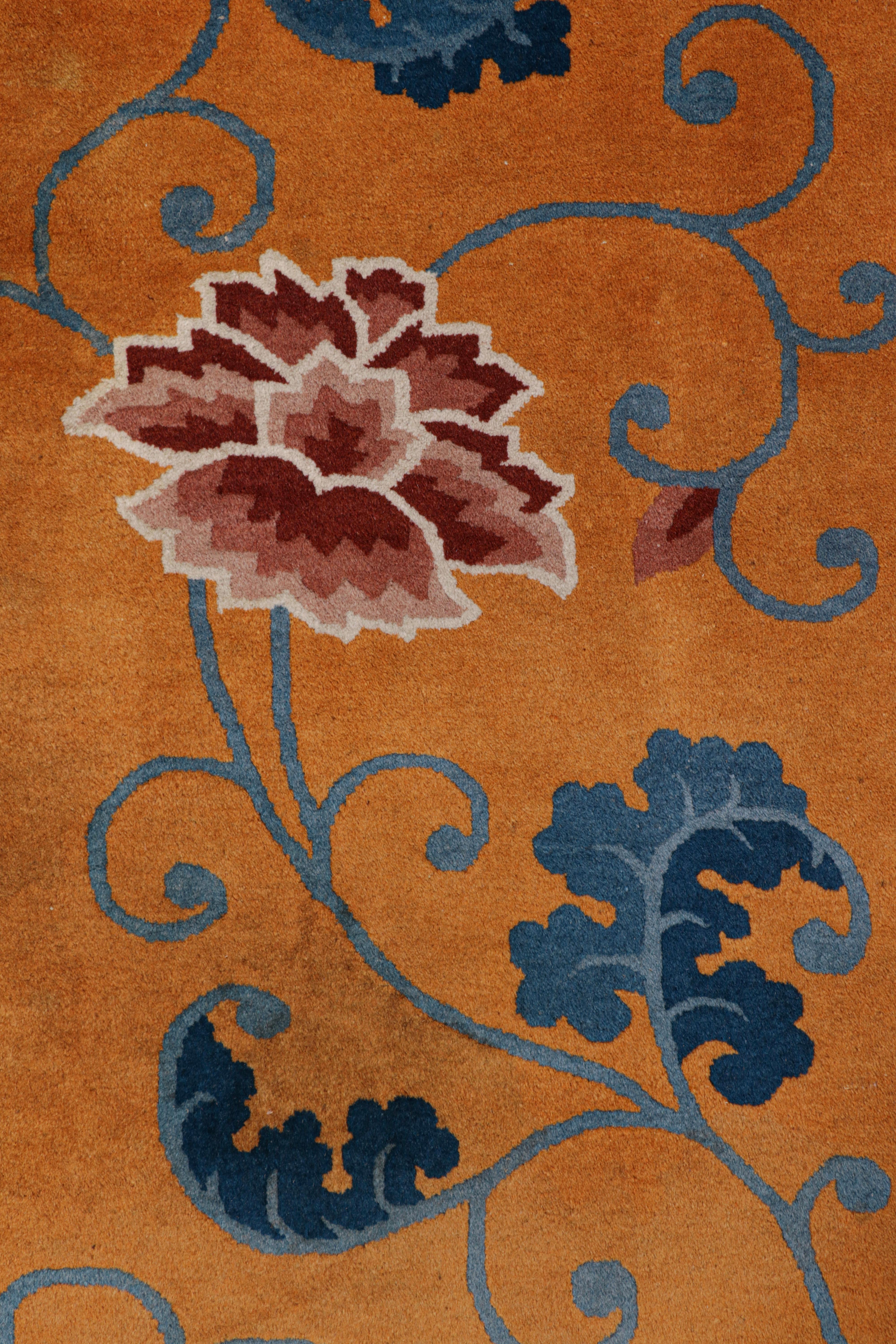 Chinois Tapis Art déco chinois ancien surdimensionné en or avec fleurs en vente