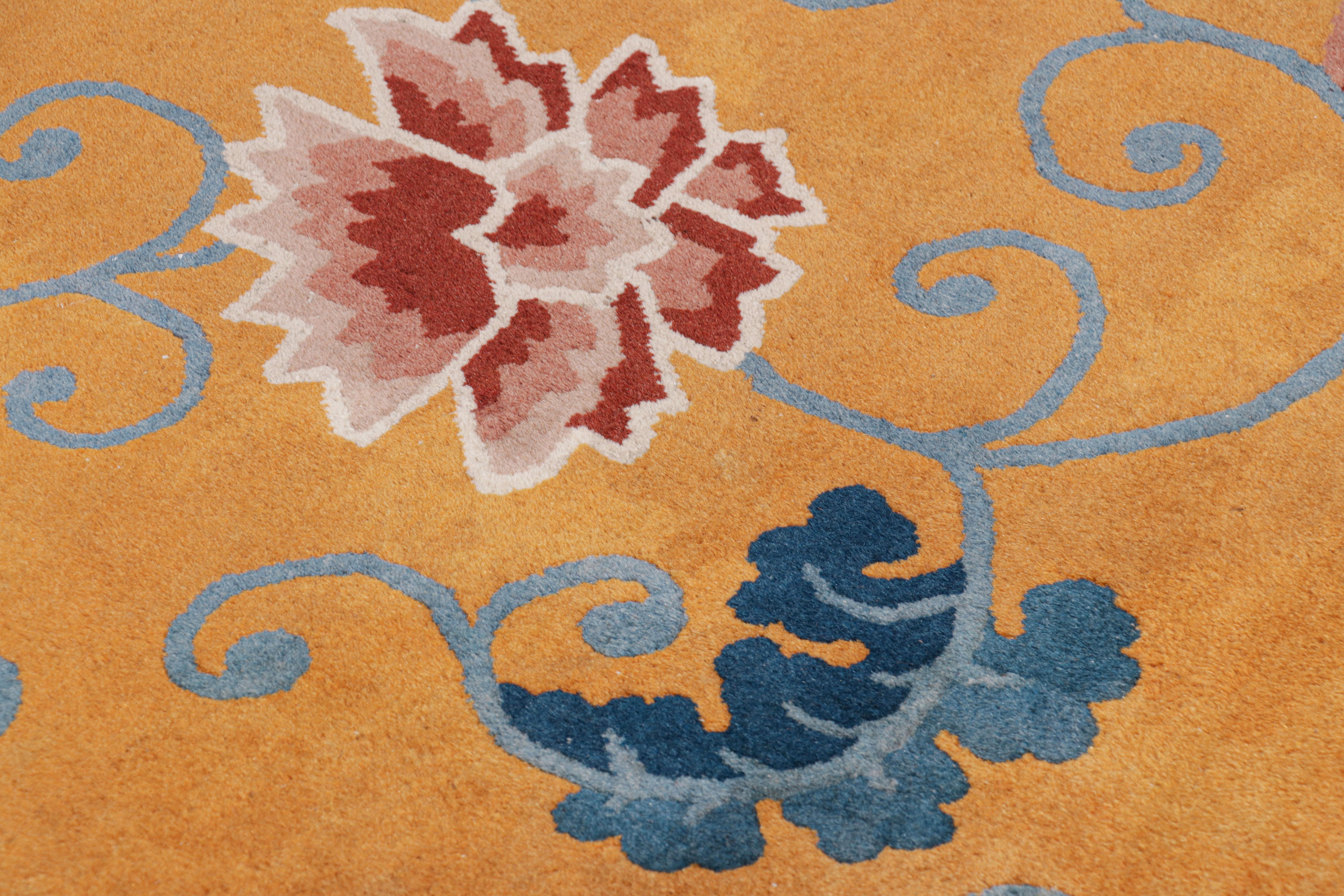 Noué à la main Tapis Art déco chinois ancien surdimensionné en or avec fleurs en vente