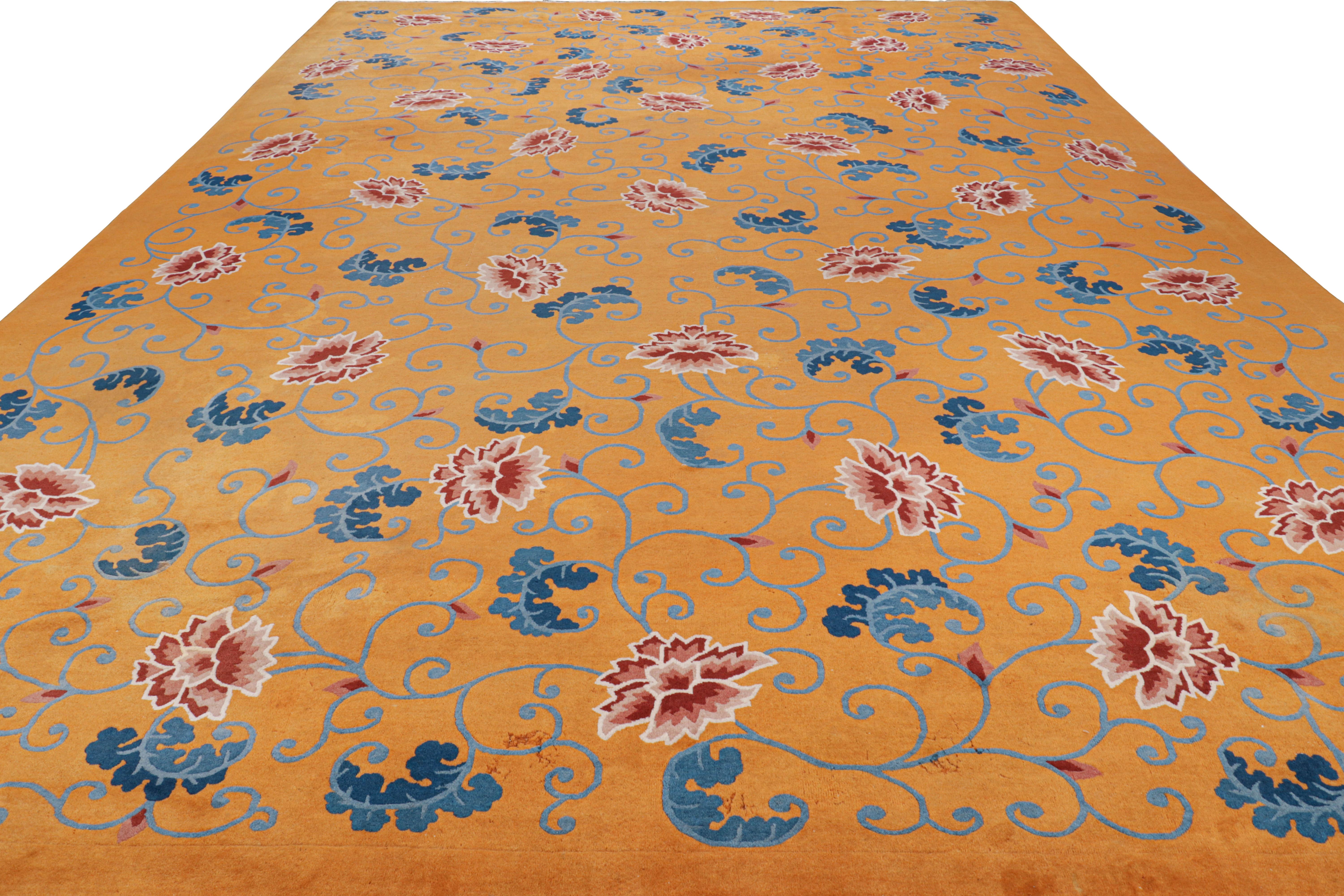 Tapis Art déco chinois ancien surdimensionné en or avec fleurs Bon état - En vente à Long Island City, NY