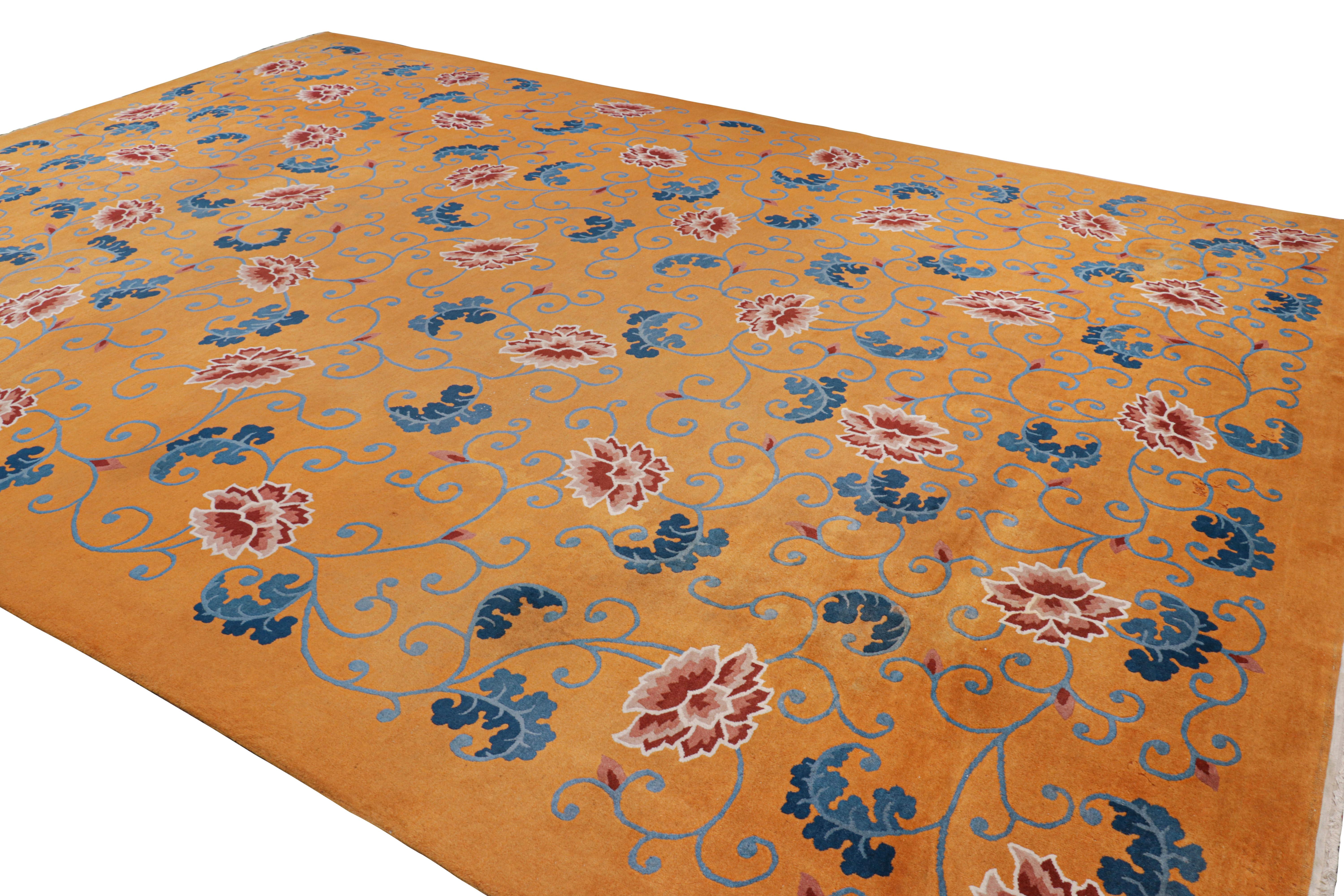 Début du 20ème siècle Tapis Art déco chinois ancien surdimensionné en or avec fleurs en vente