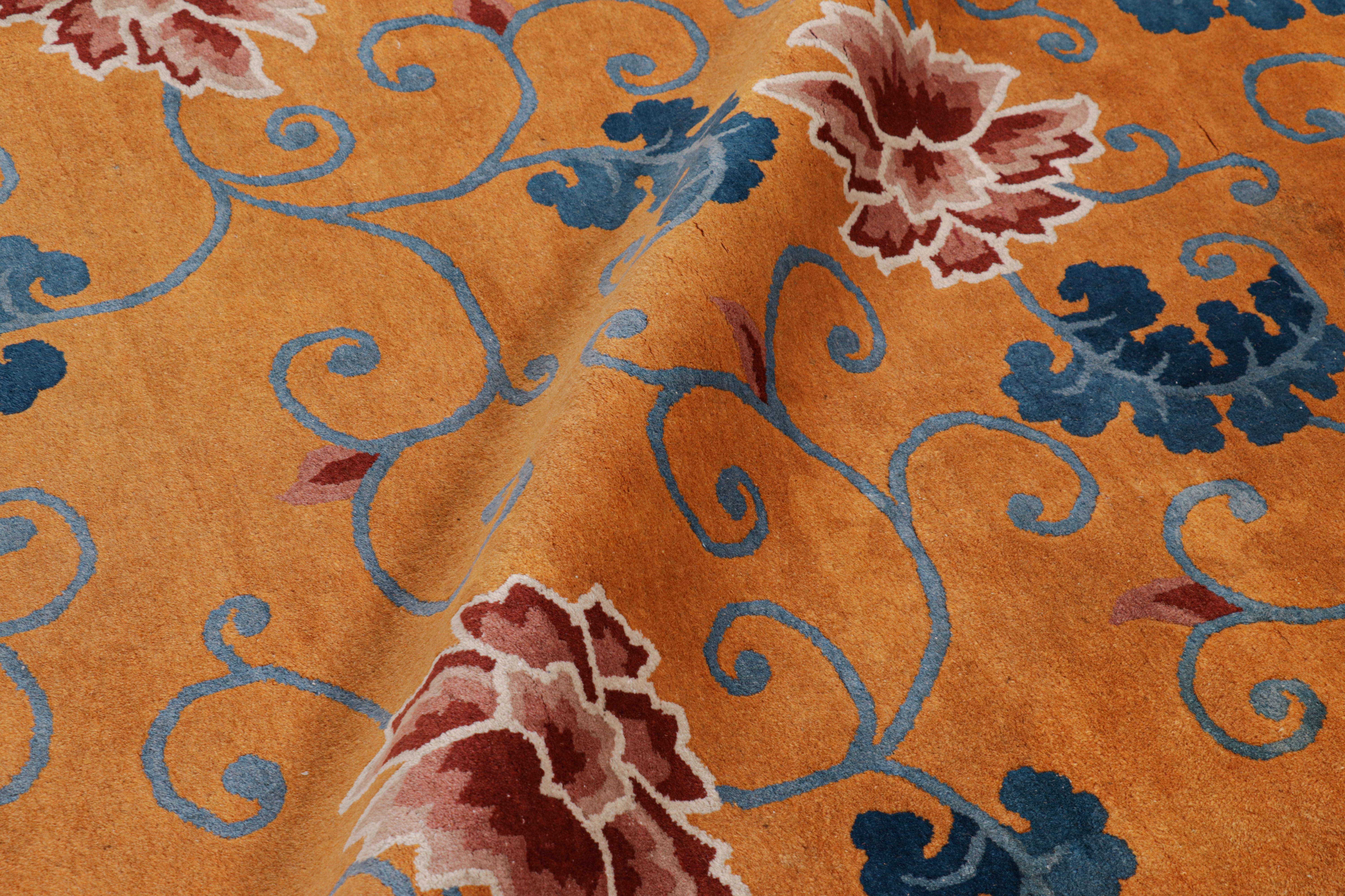 Laine Tapis Art déco chinois ancien surdimensionné en or avec fleurs en vente