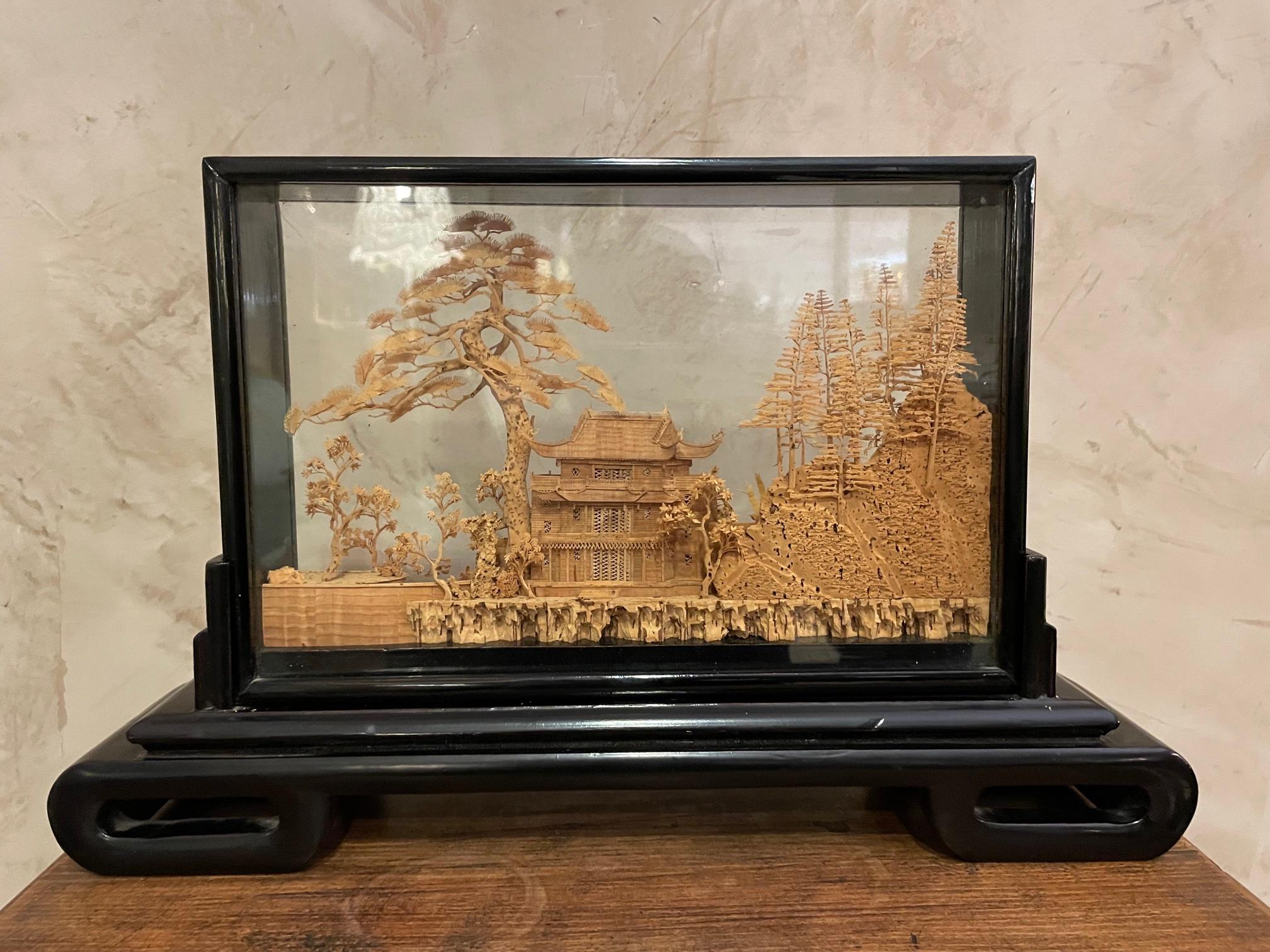 Magnifique diorama de jardin asiatique en liège chinois surdimensionné datant des années 1940. 
Cachet du fabricant chinois. Cadre en bois noirci. 
Très bonne qualité et bon état.
   