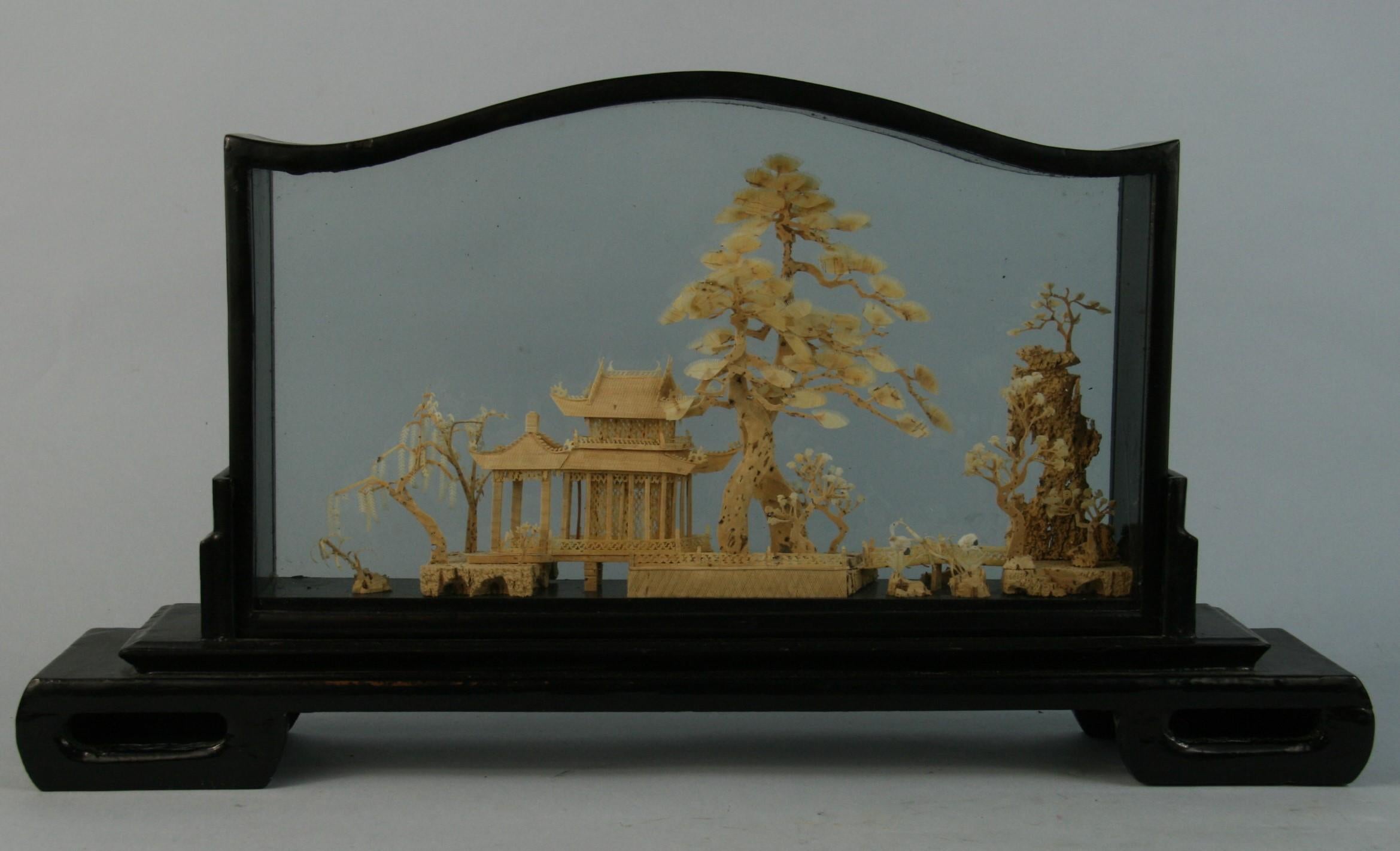 Diorama chinois antique en liège représentant un temple et une scène de jardin.