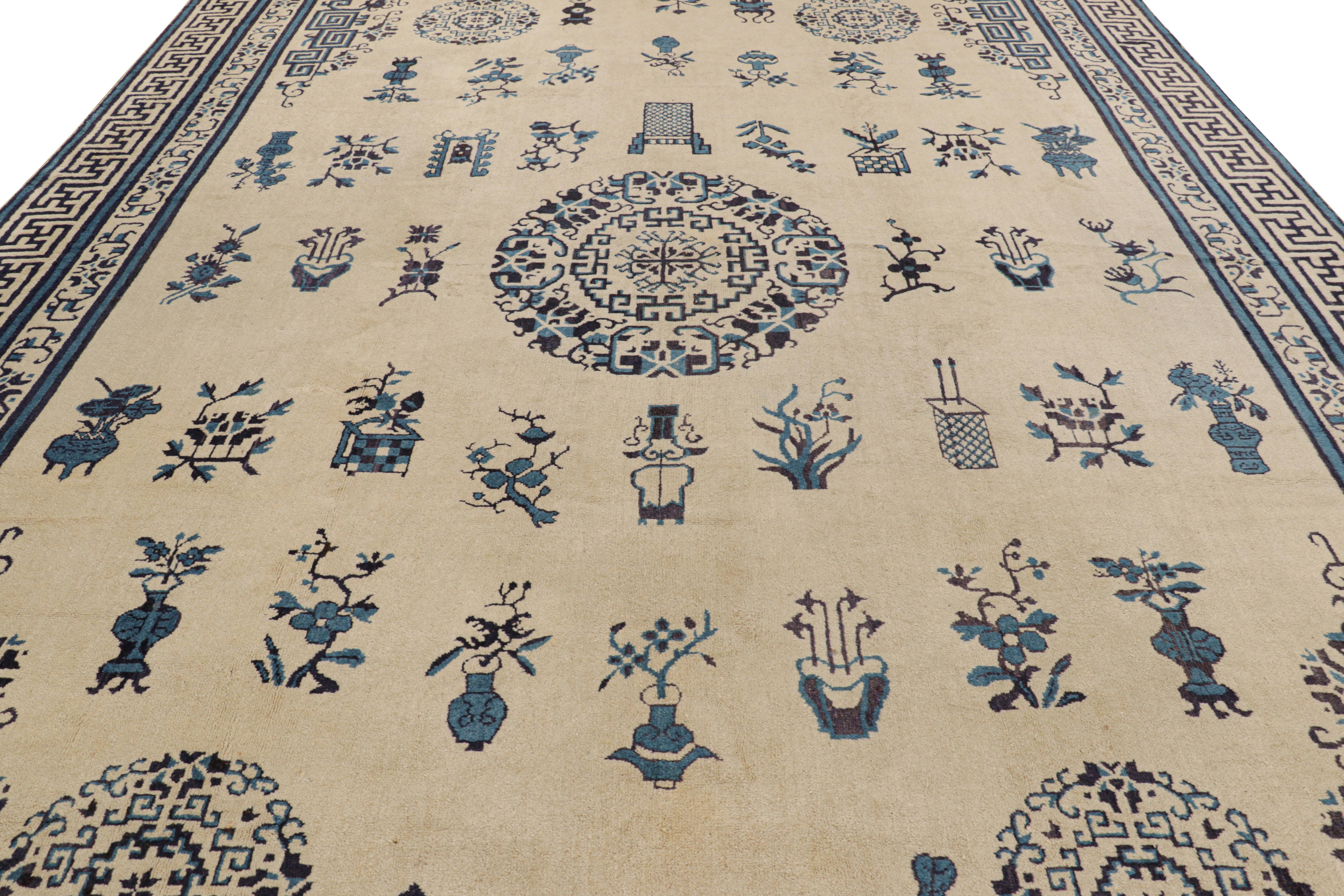 Anudada a mano en lana y originaria de la China del siglo XIX, esta alfombra antigua de 11x18 es extremadamente especial por su belleza y su excepcional gran tamaño entre las obras de esta procedencia que se conservan hoy en día.   

Sobre el