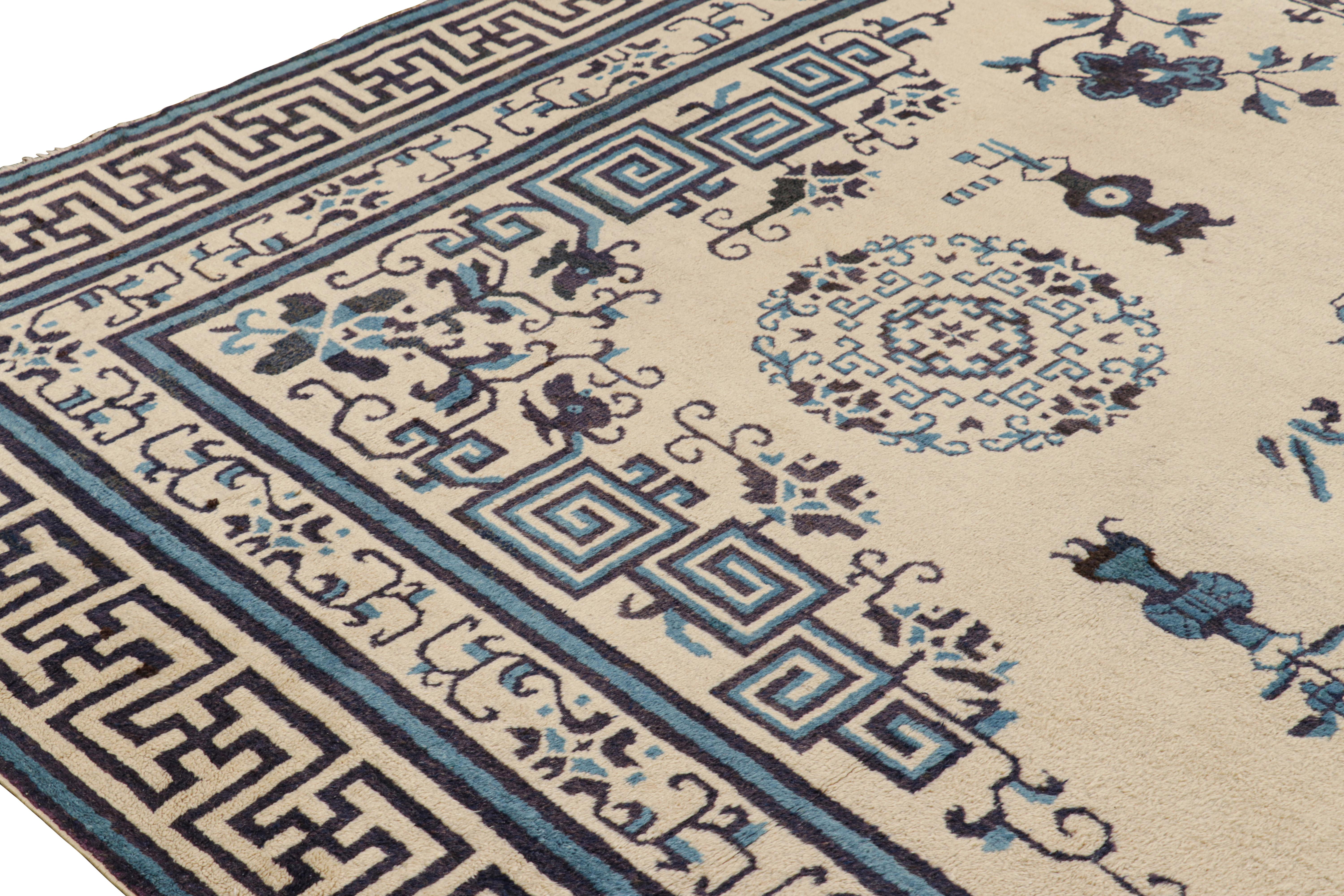 Alfombra china Ningxia antigua sobredimensionada en crema, blanco y azul. Chino en venta