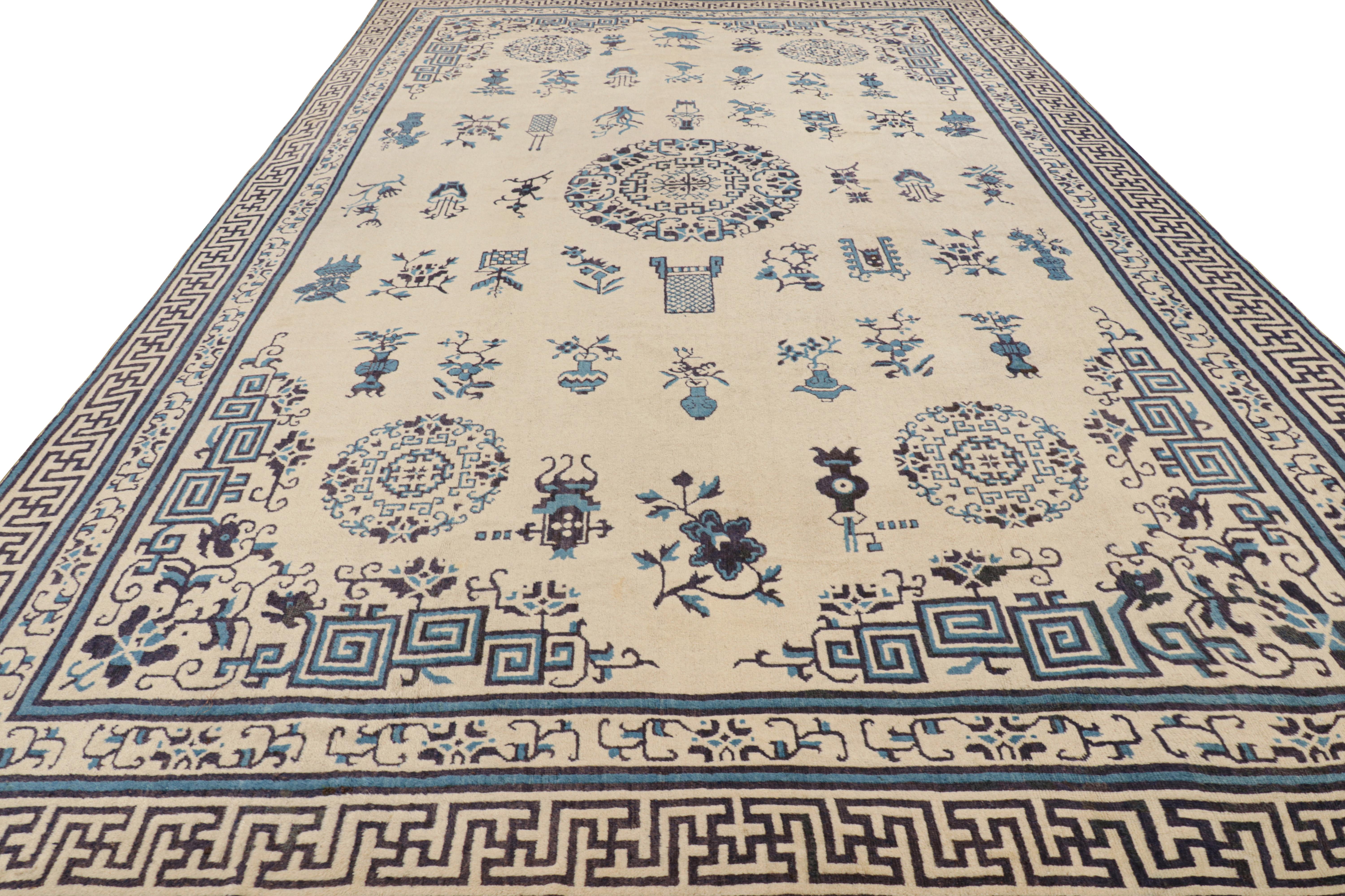 Alfombra china Ningxia antigua sobredimensionada en crema, blanco y azul. Anudado a mano en venta