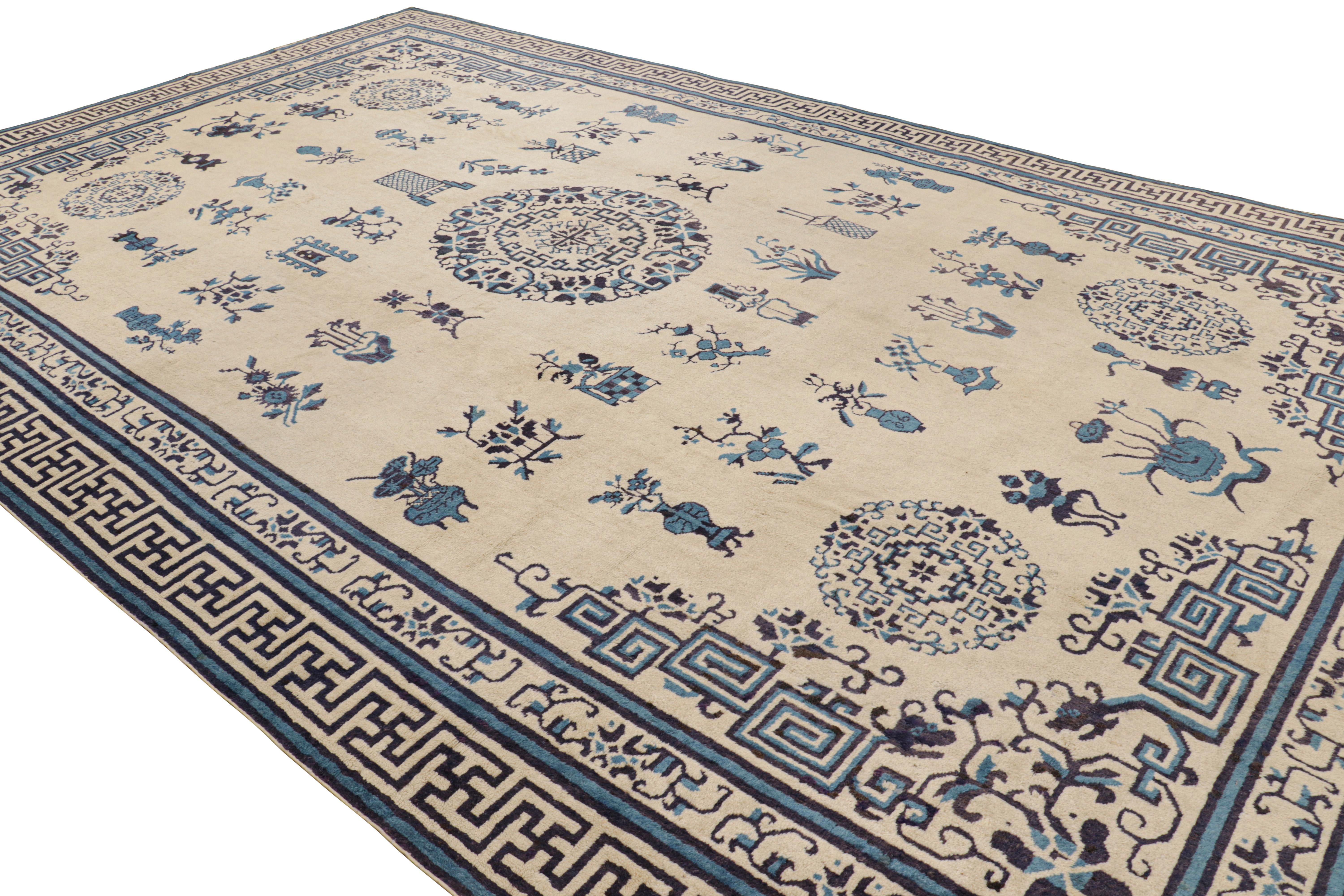 Alfombra china Ningxia antigua sobredimensionada en crema, blanco y azul. en Bueno estado para la venta en Long Island City, NY