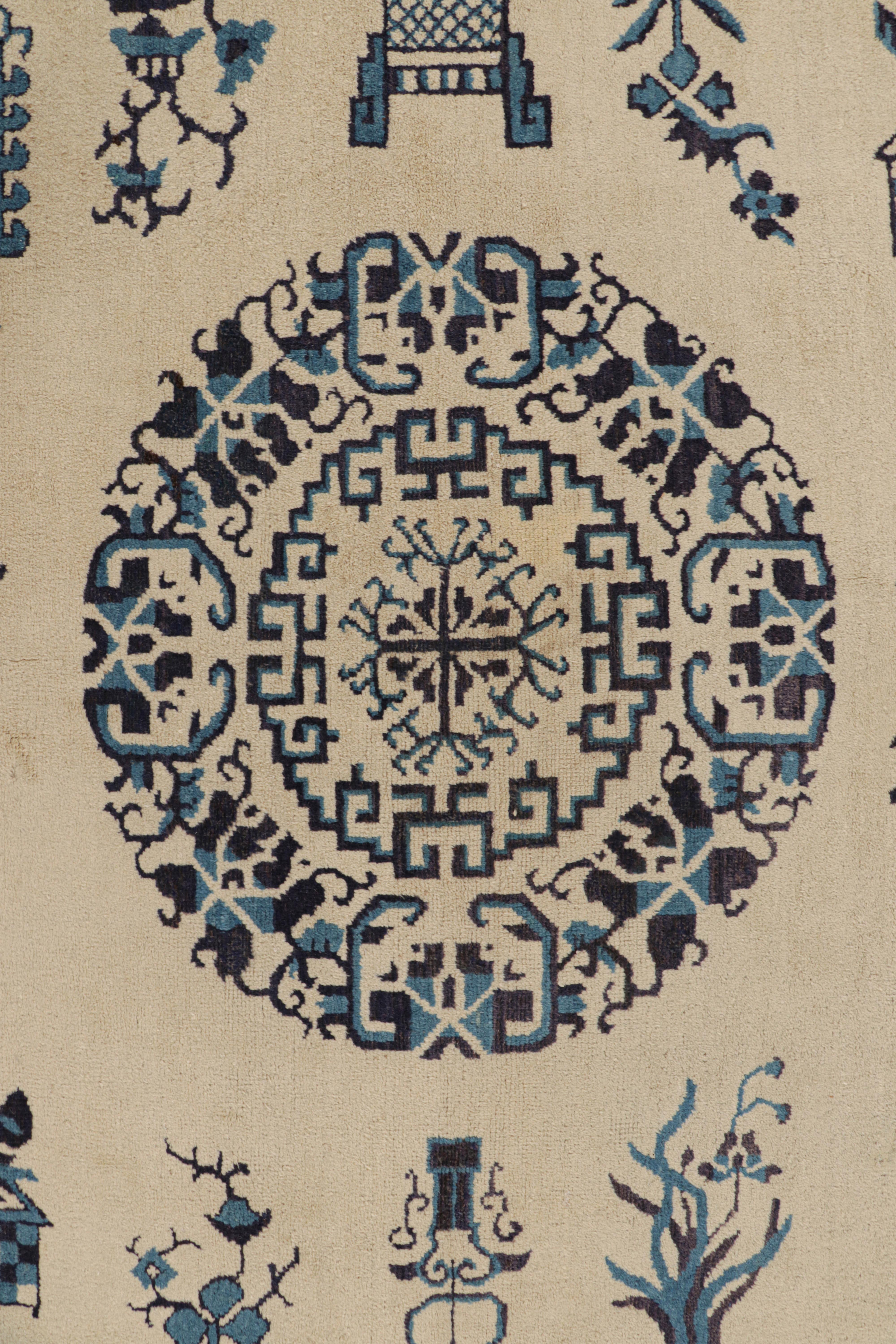 Alfombra china Ningxia antigua sobredimensionada en crema, blanco y azul. Lana en venta