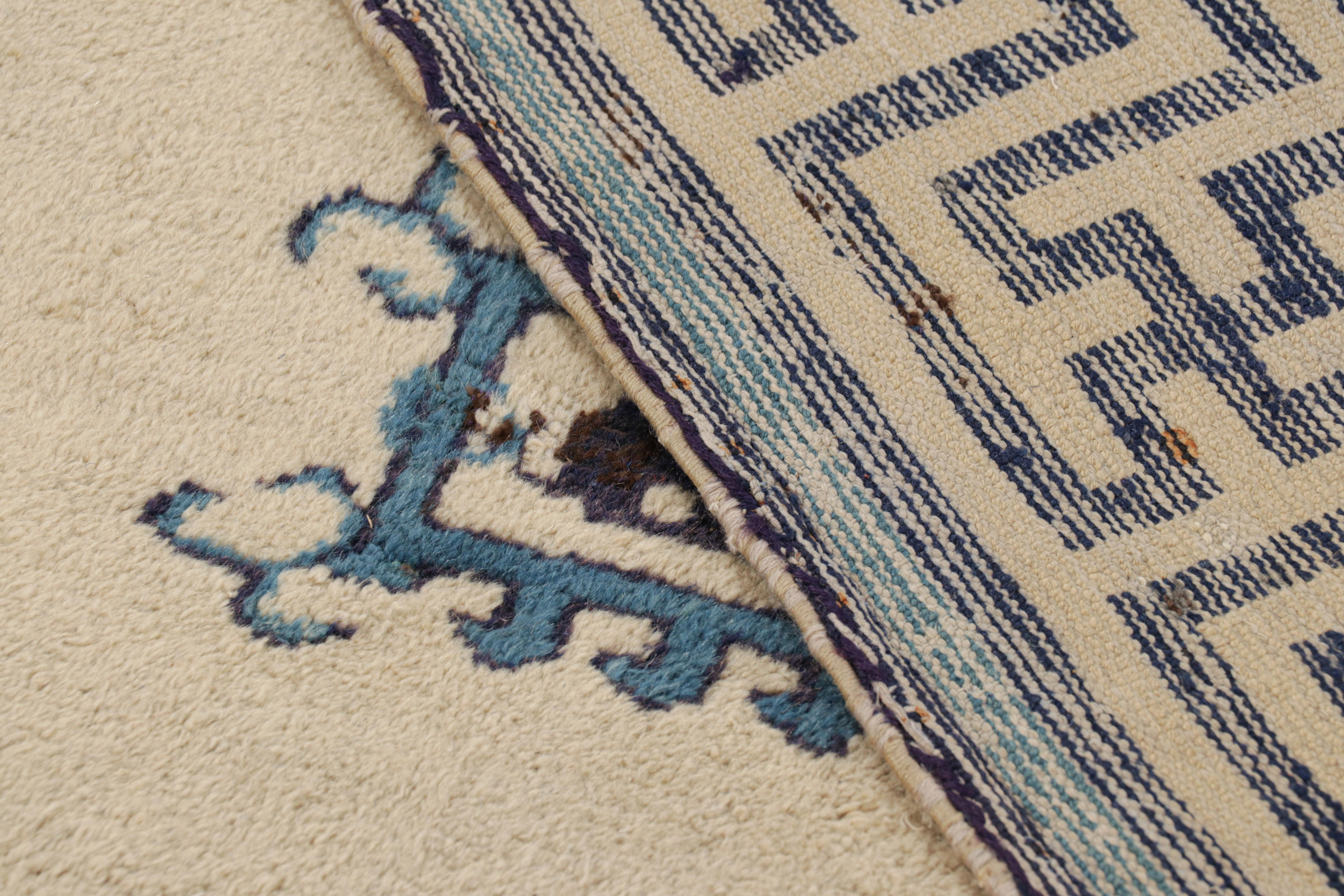 Alfombra china Ningxia antigua sobredimensionada en crema, blanco y azul. en venta 1