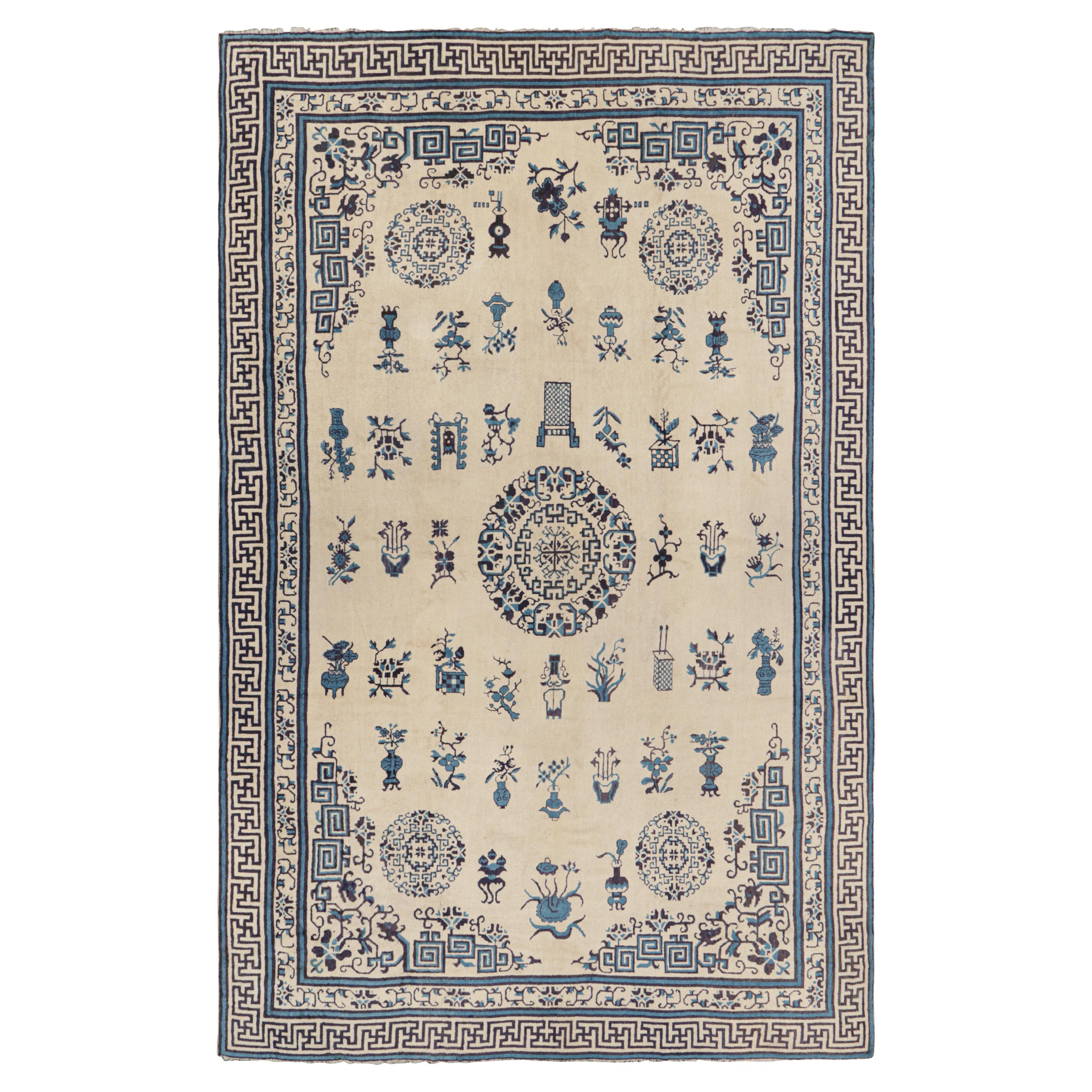 Alfombra china Ningxia antigua sobredimensionada en crema, blanco y azul. en venta