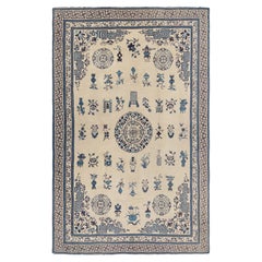 Alfombra china Ningxia antigua sobredimensionada en crema, blanco y azul.
