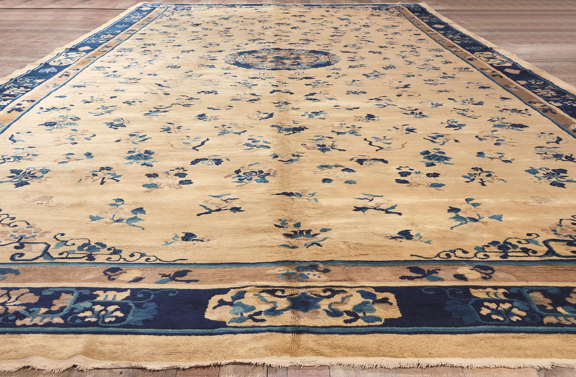 Tapis pékinois ancien surdimensionné, Chinoiserie chic rencontre la décadence royale en vente 1