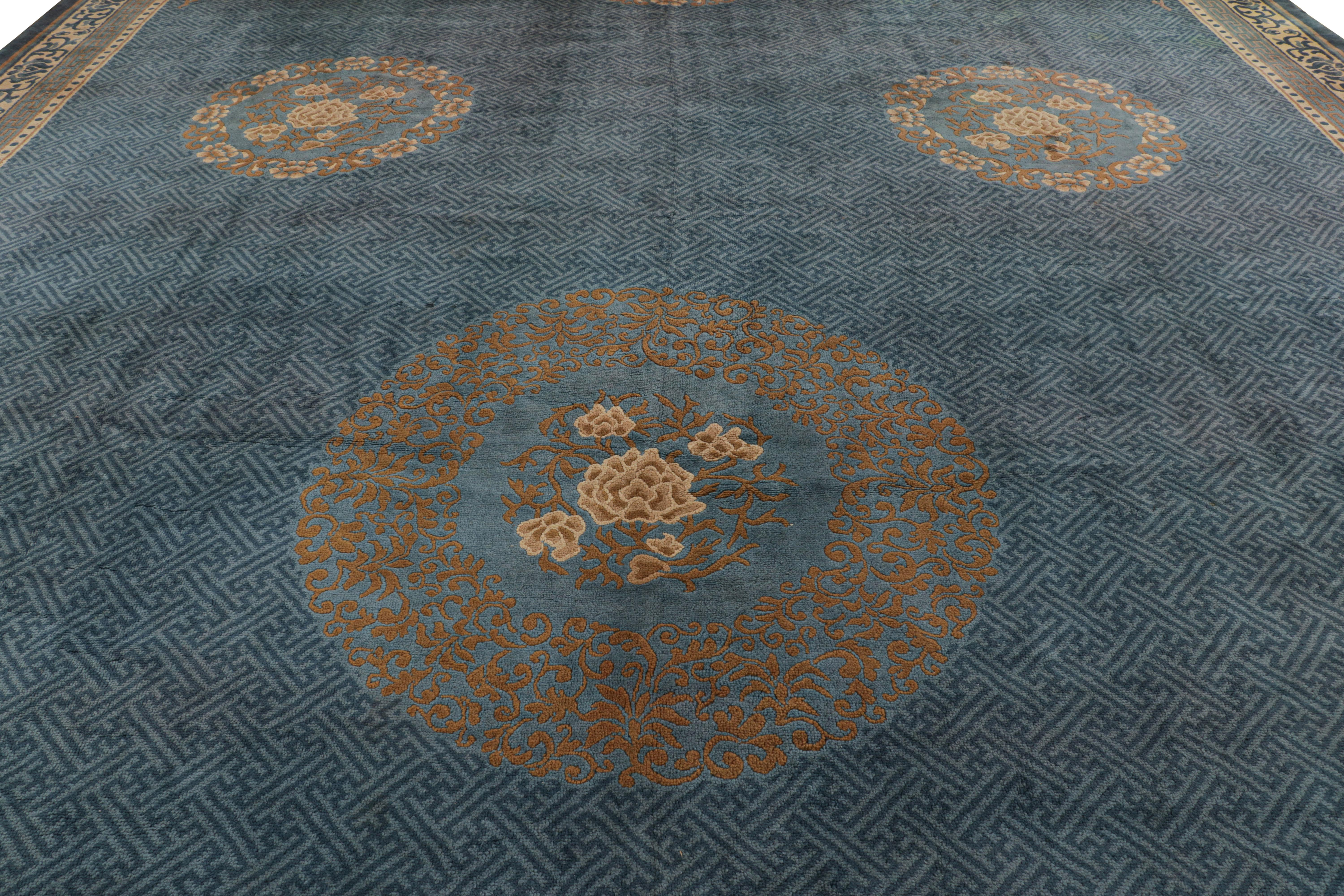 Chinois Tapis chinois ancien surdimensionné en bleu avec médaillons floraux en vente