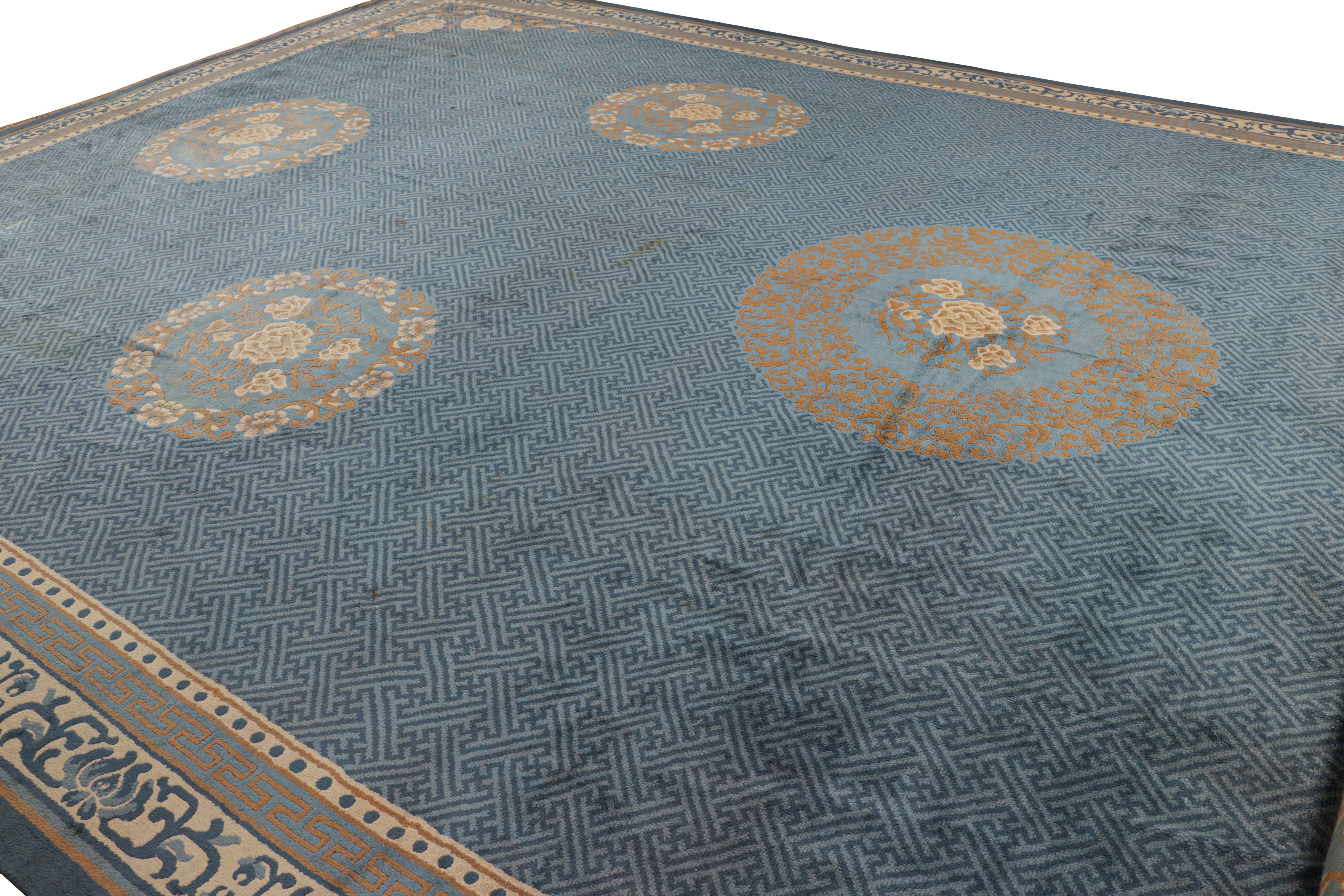 Noué à la main Tapis chinois ancien surdimensionné en bleu avec médaillons floraux en vente
