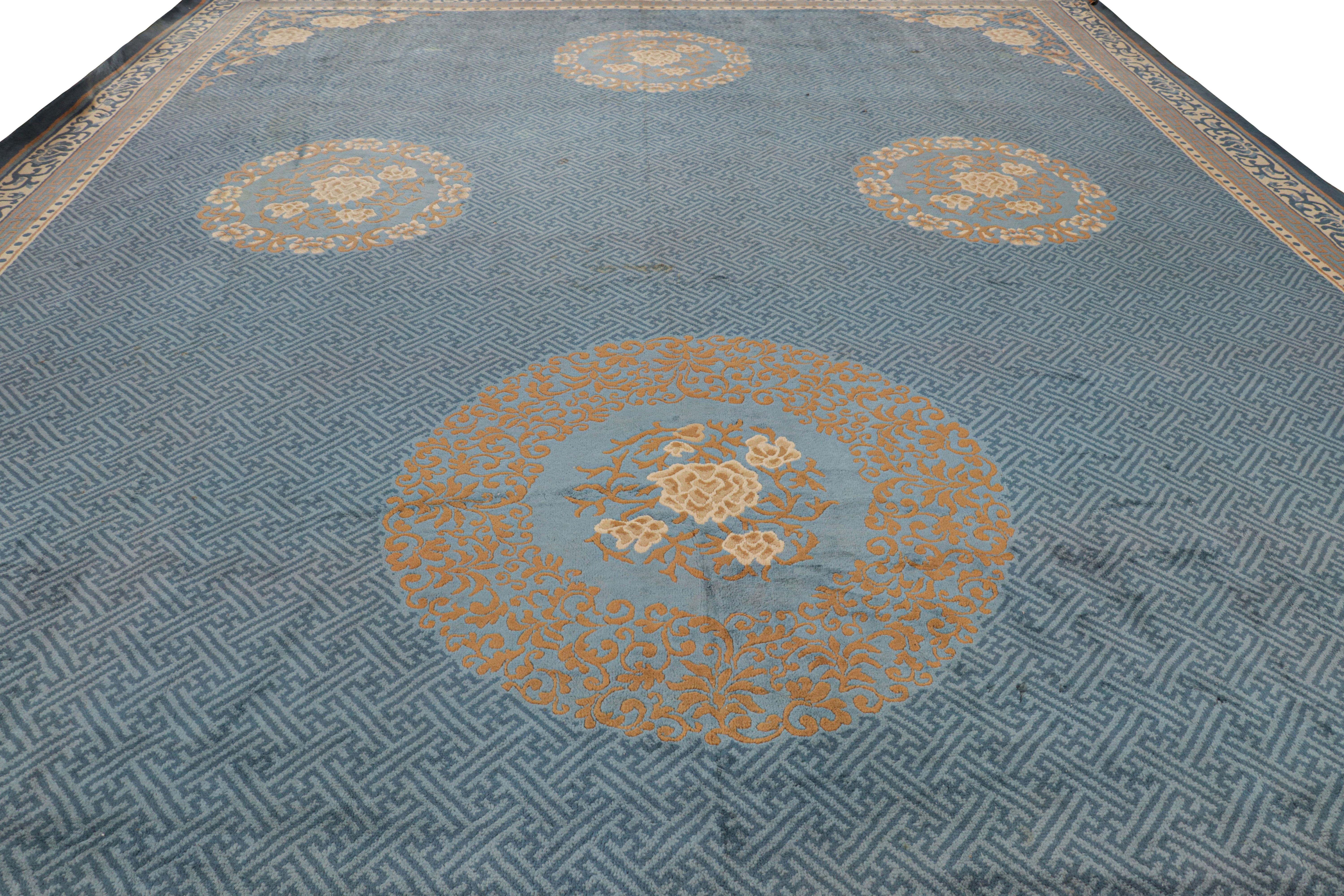 Tapis chinois ancien surdimensionné en bleu avec médaillons floraux Bon état - En vente à Long Island City, NY
