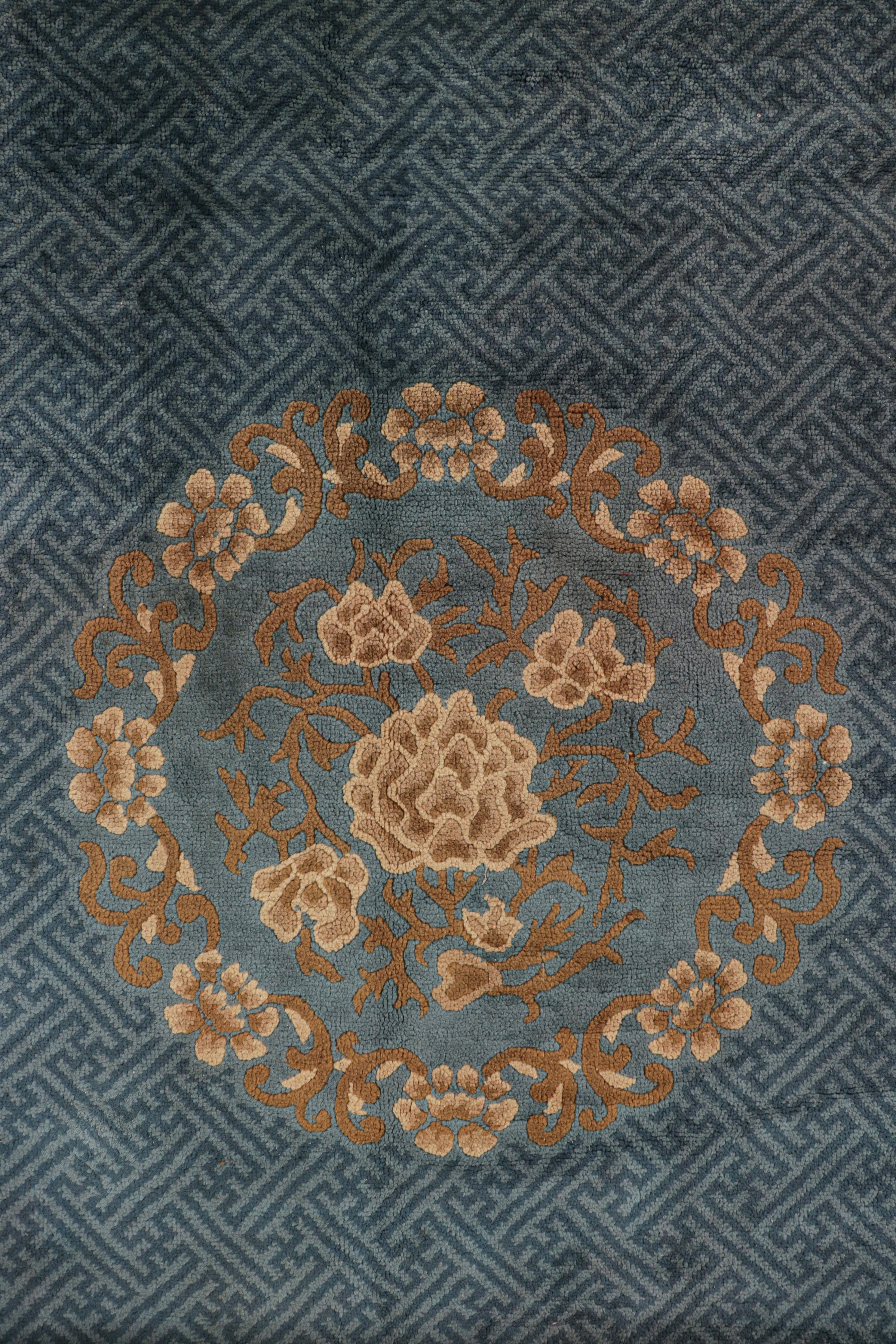 Laine Tapis chinois ancien surdimensionné en bleu avec médaillons floraux en vente