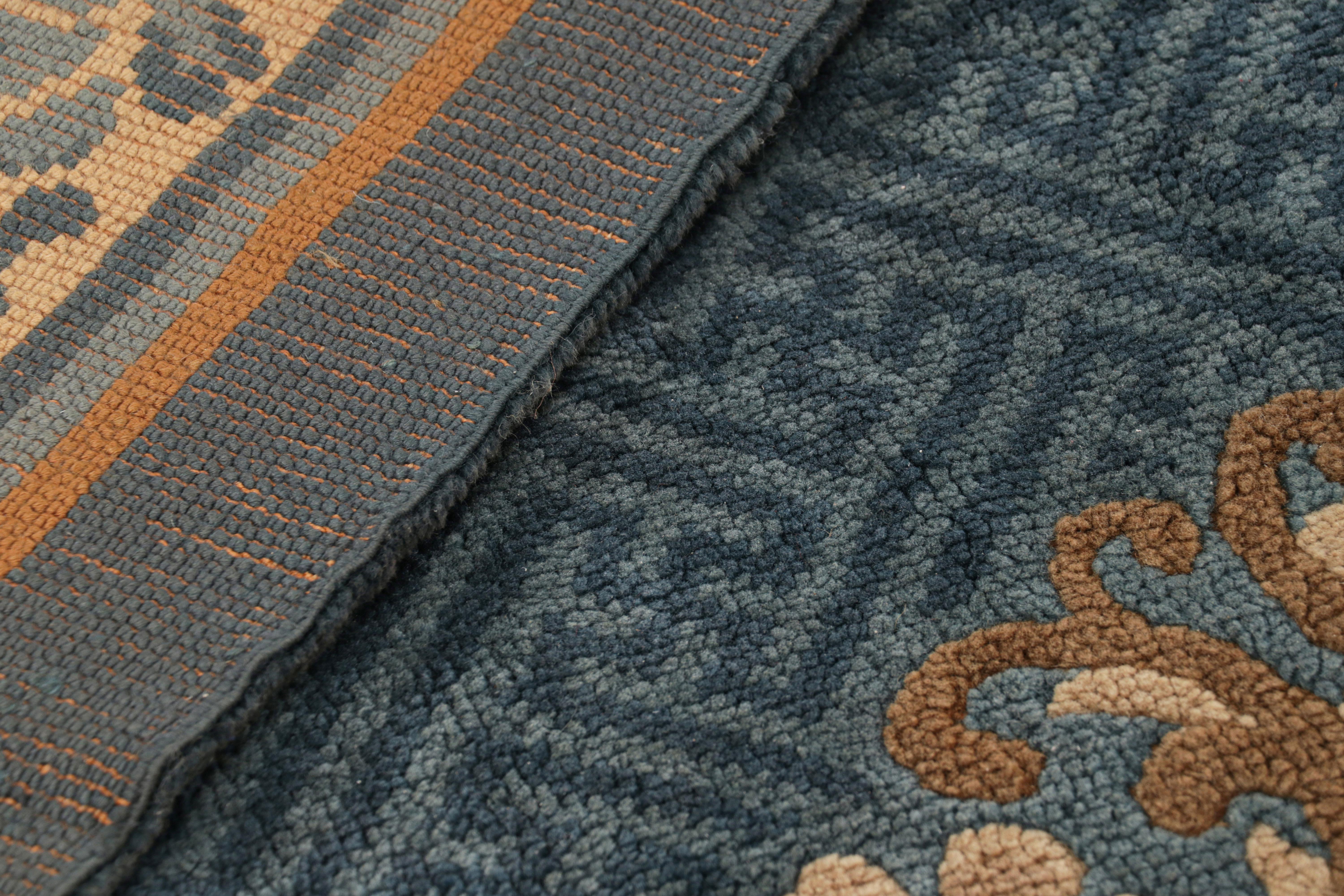 Tapis chinois ancien surdimensionné en bleu avec médaillons floraux en vente 1