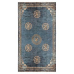 Übergroßer antiker chinesischer Teppich in Blau mit Blumenmedaillons