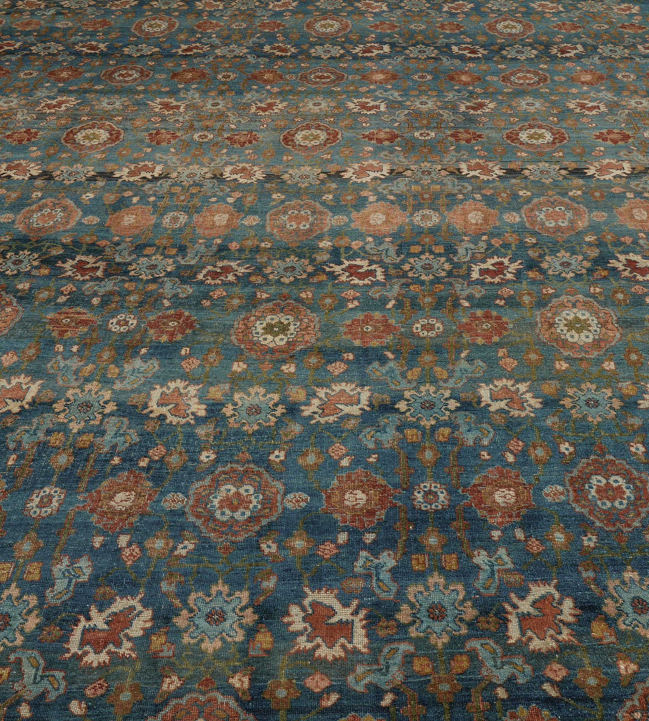 Dieser antike, um 1890 entstandene persische Bidjar-Teppich hat ein schattiertes meerblaues Feld mit einem Gesamtmuster aus fuchsbraunen, hellblauen und elfenbeinfarbenen Palmetten, die durch zarte Blumen- und Blattranken miteinander verbunden sind,