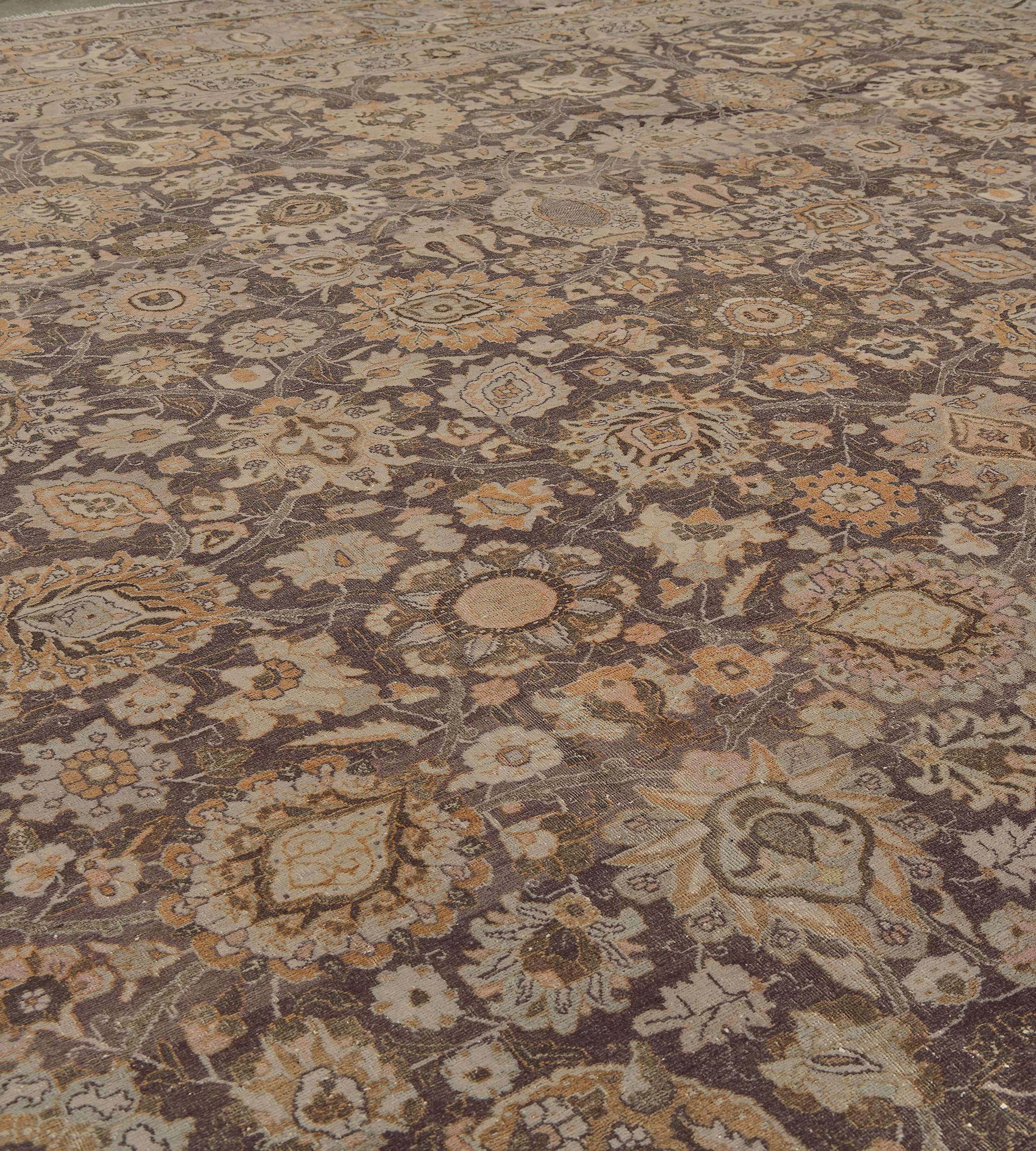 Perse Tapis Tabriz persan surdimensionné en laine douce et florale de Circa-1900 en vente