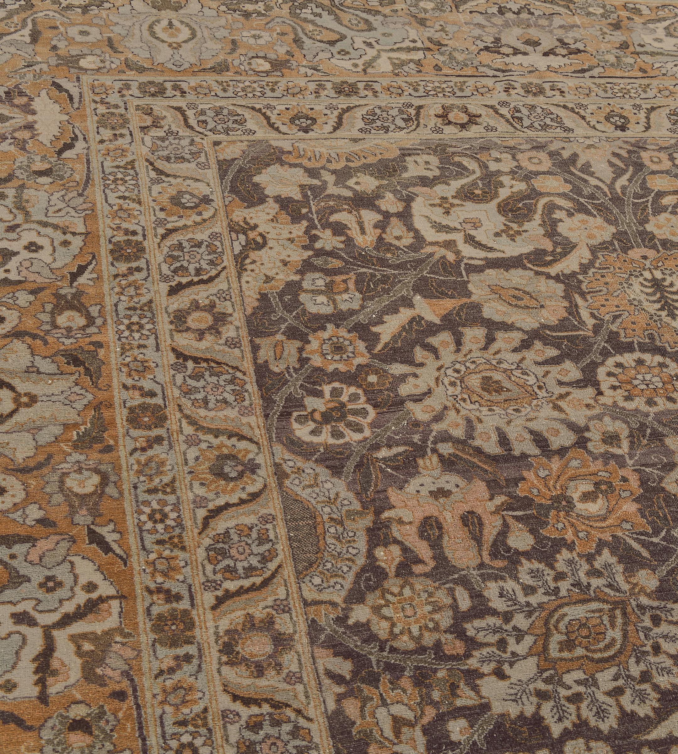 Noué à la main Tapis Tabriz persan surdimensionné en laine douce et florale de Circa-1900 en vente