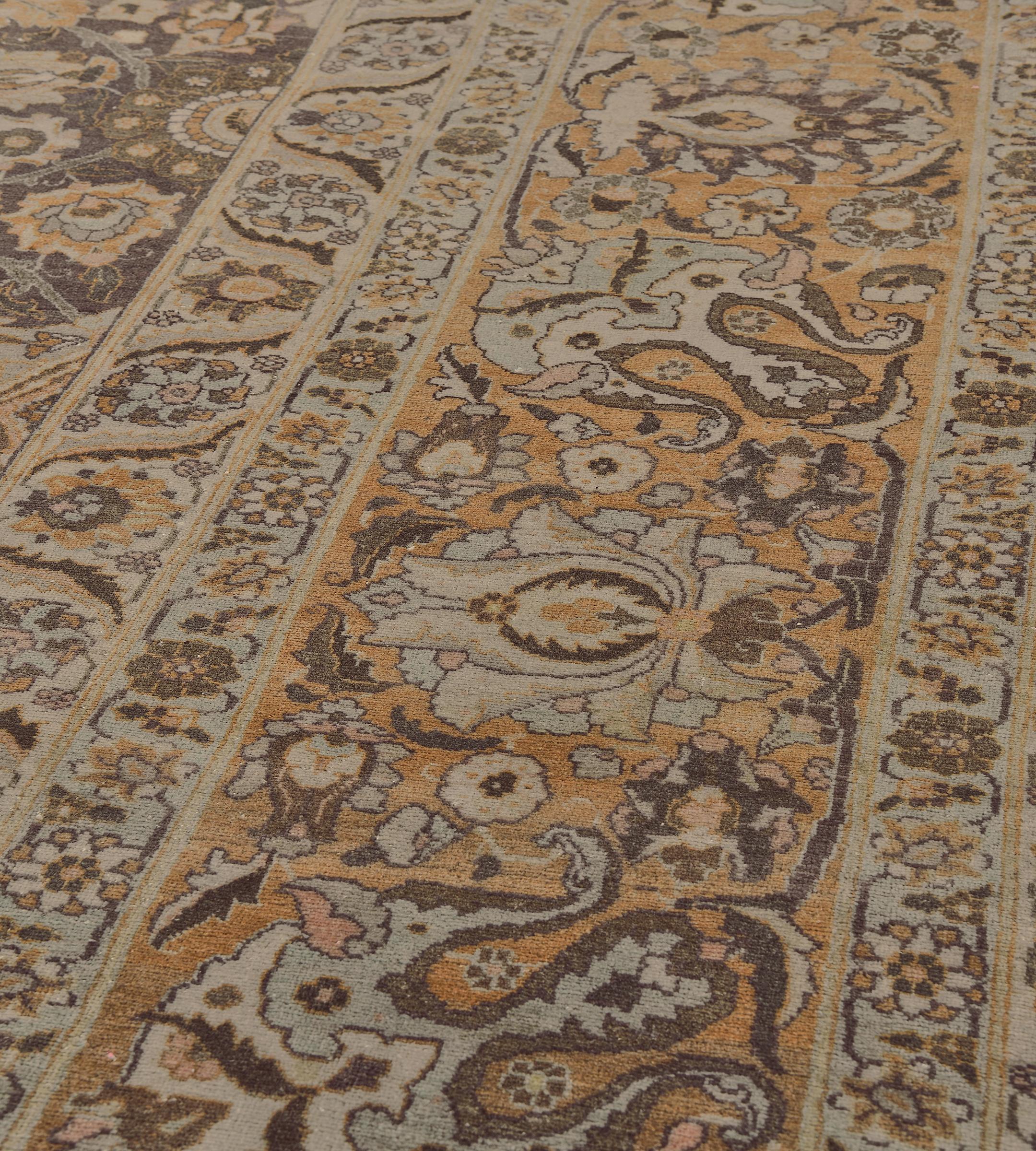 20ième siècle Tapis Tabriz persan surdimensionné en laine douce et florale de Circa-1900 en vente