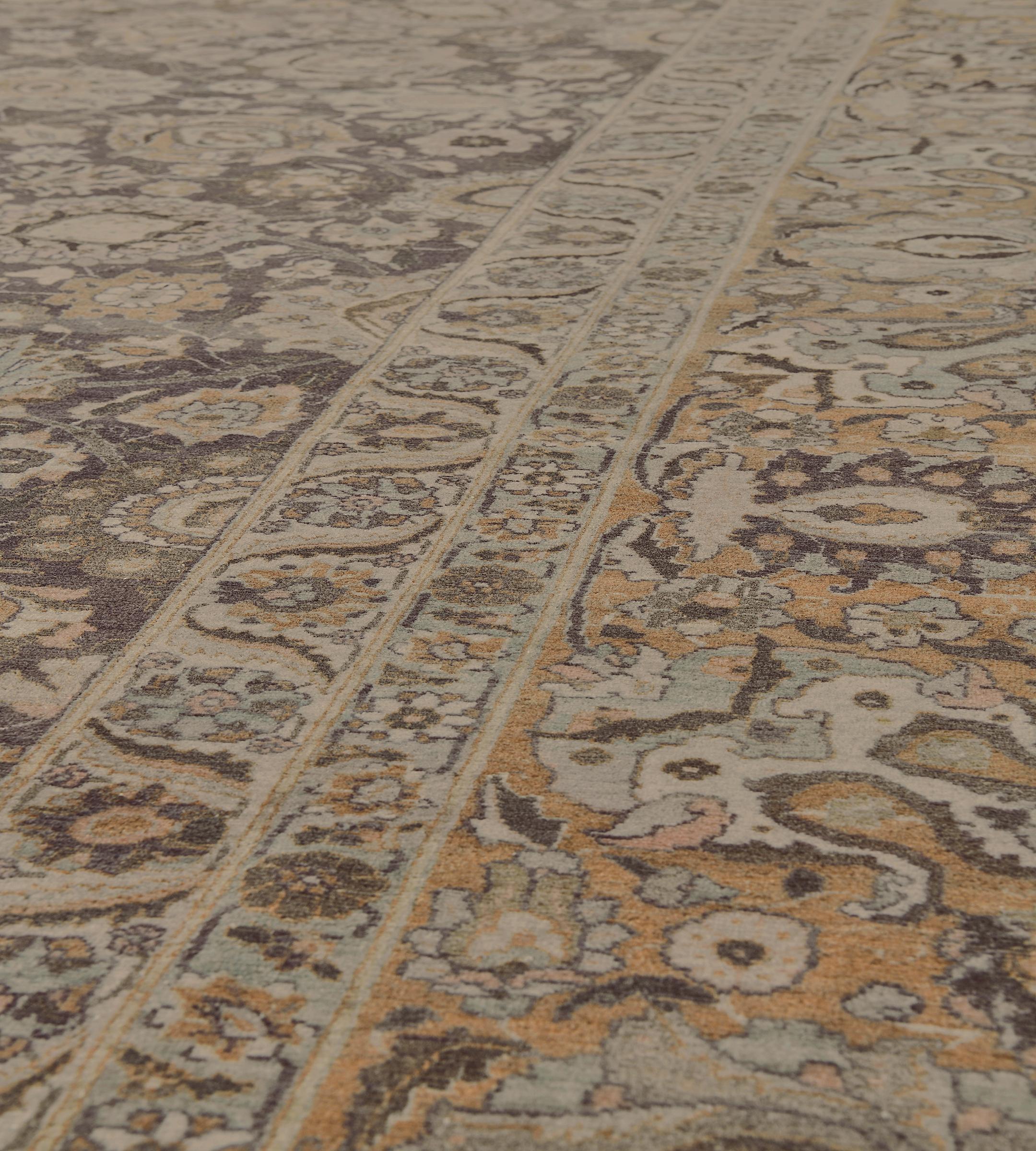 Laine Tapis Tabriz persan surdimensionné en laine douce et florale de Circa-1900 en vente