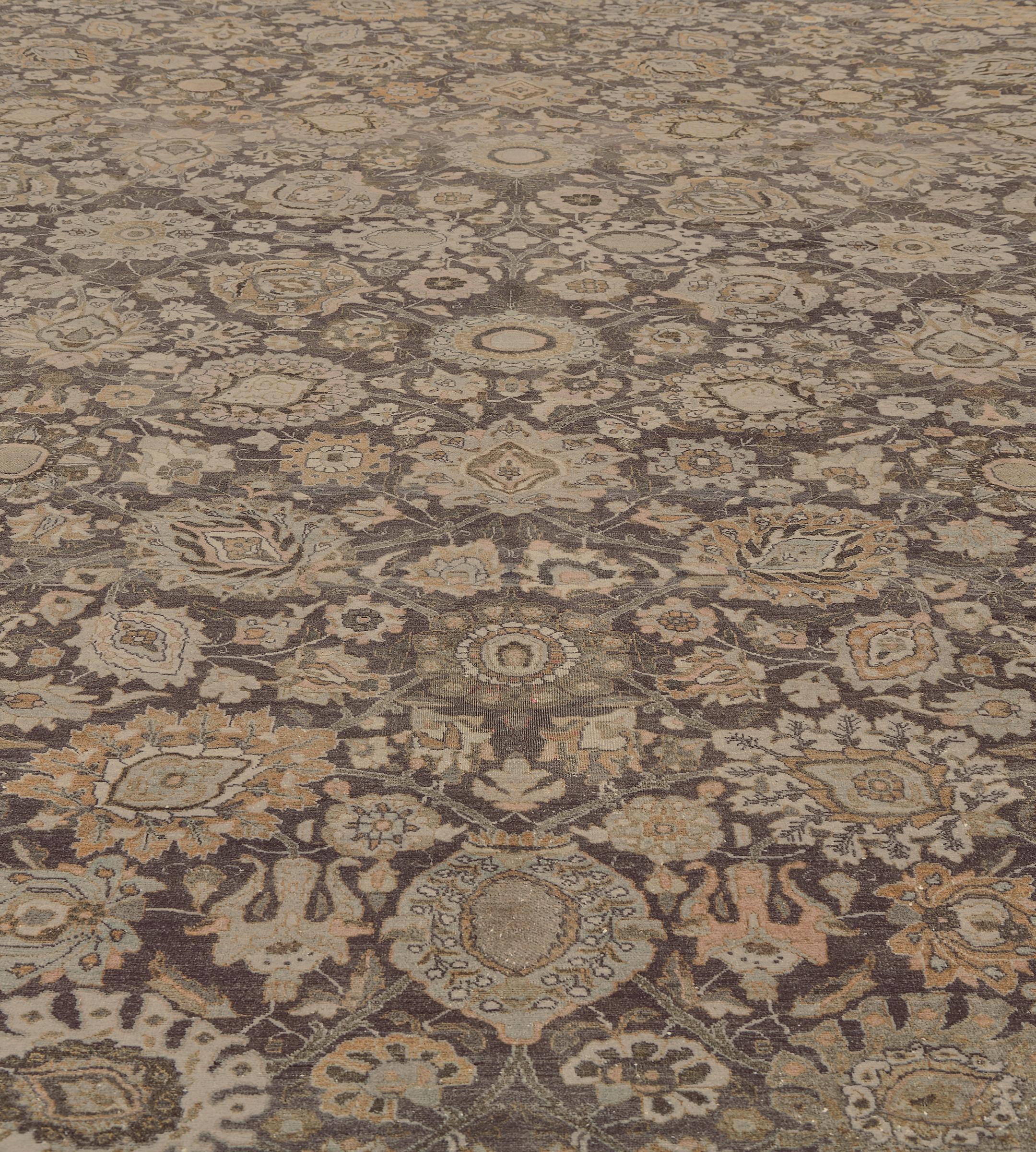 Tapis Tabriz persan surdimensionné en laine douce et florale de Circa-1900 en vente 1