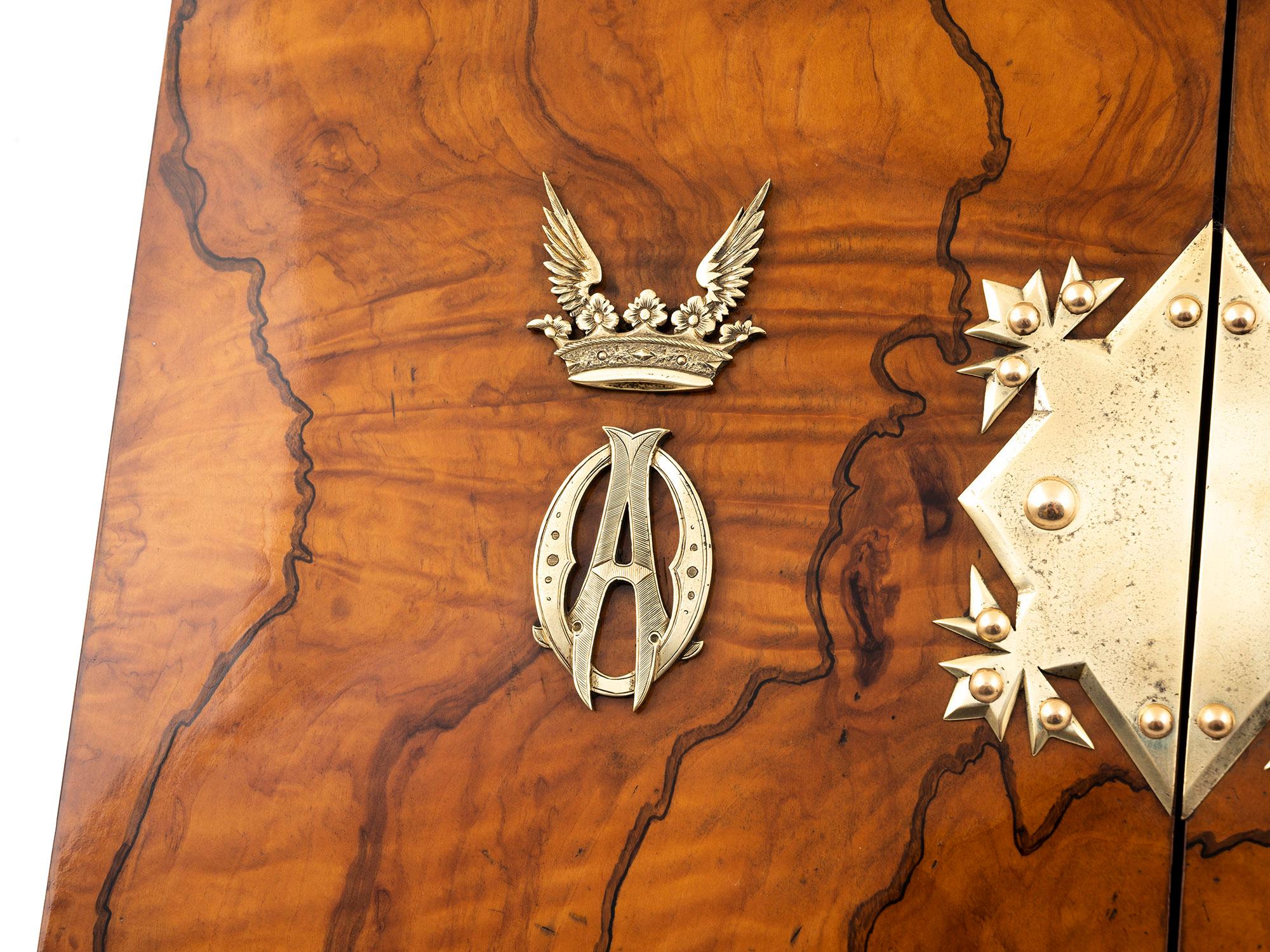 Antiguo armario inglés de madera de olivo de gran tamaño de Betjemann & Leuchars en venta 2