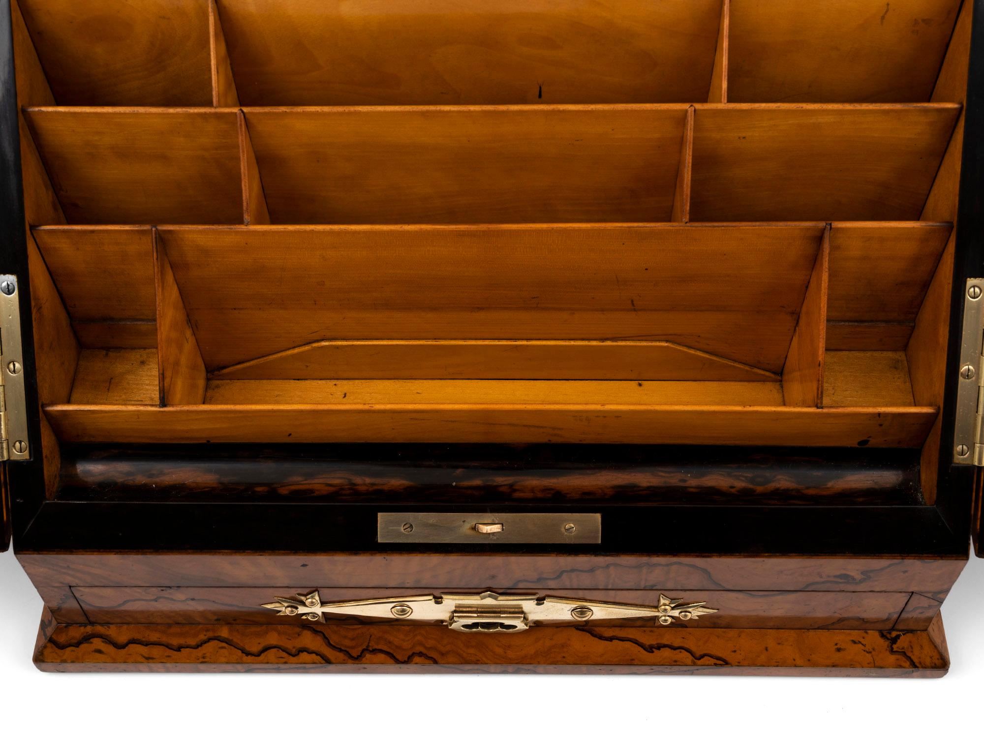Antiguo armario inglés de madera de olivo de gran tamaño de Betjemann & Leuchars en venta 7