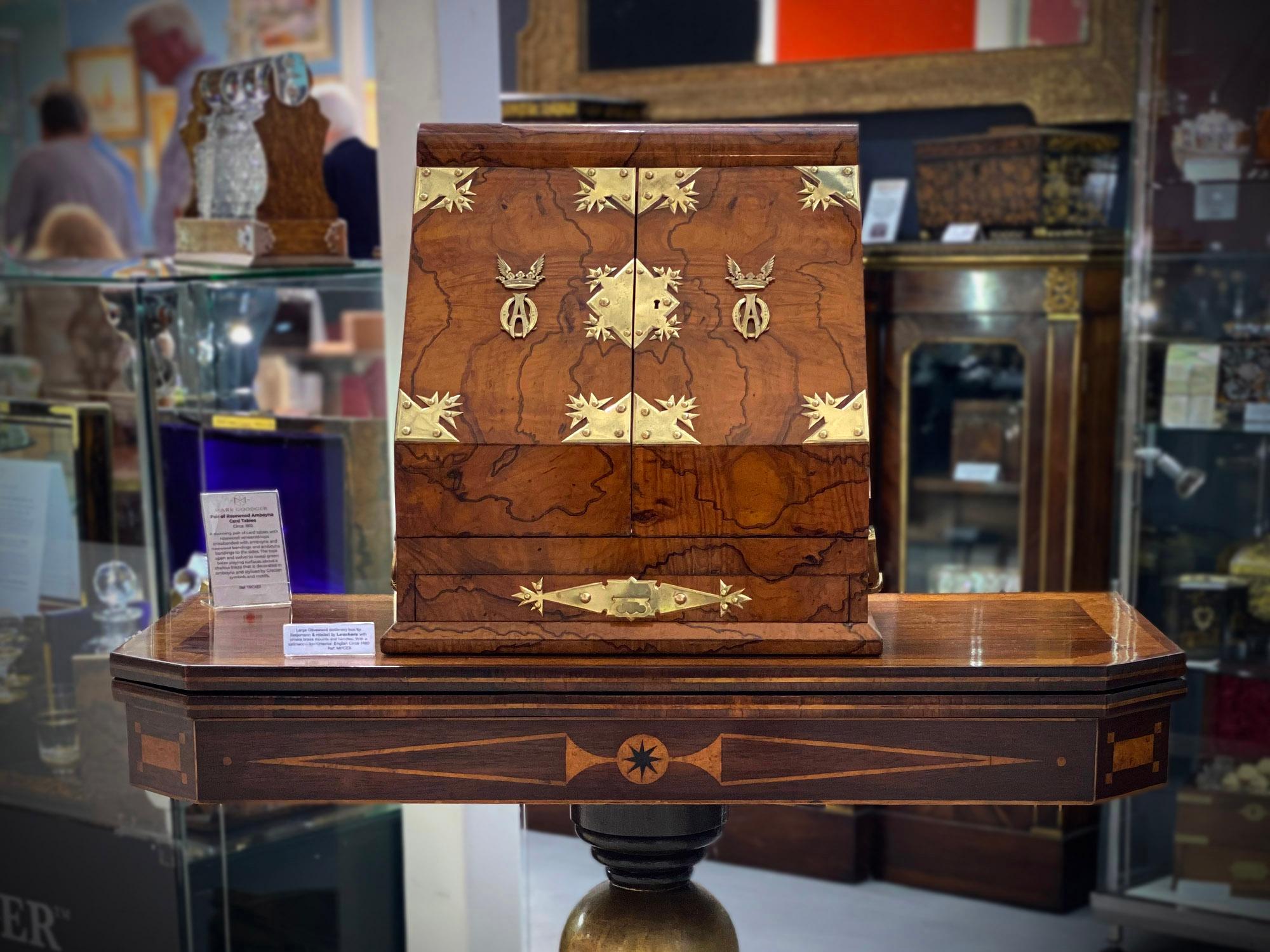 Llevar el Coronete de un Duque

De nuestra colección de cajas de escritura, estamos encantados de ofrecer este excepcional armario de papelería victoriano de madera de olivo. Armario de gran tamaño acabado en chapa de madera de olivo emplumada y