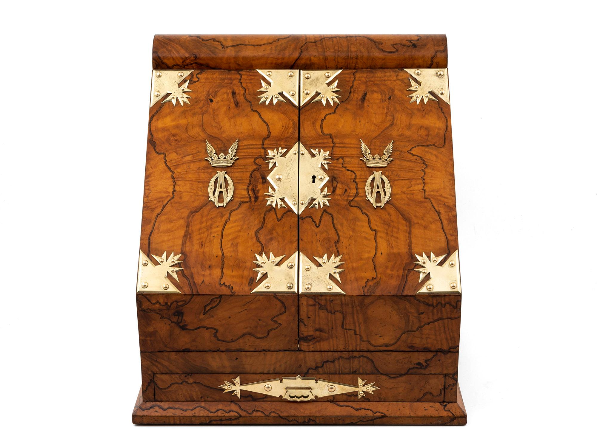 Antiguo armario inglés de madera de olivo de gran tamaño de Betjemann & Leuchars Alto victoriano en venta