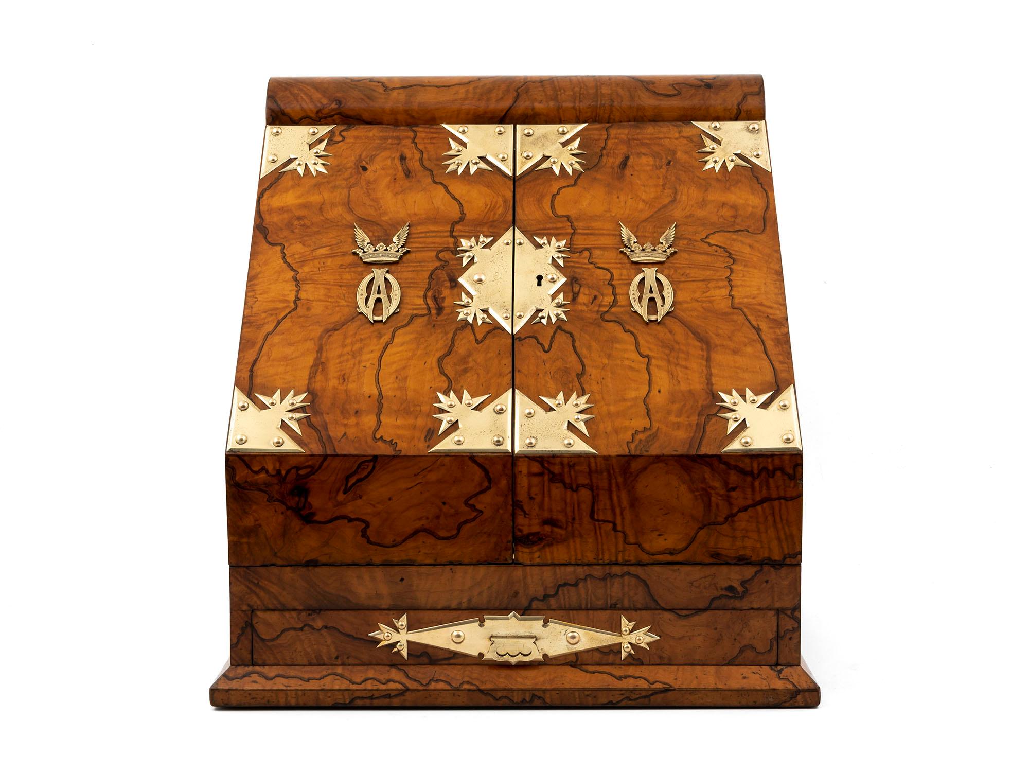 Antiguo armario inglés de madera de olivo de gran tamaño de Betjemann & Leuchars Inglés en venta