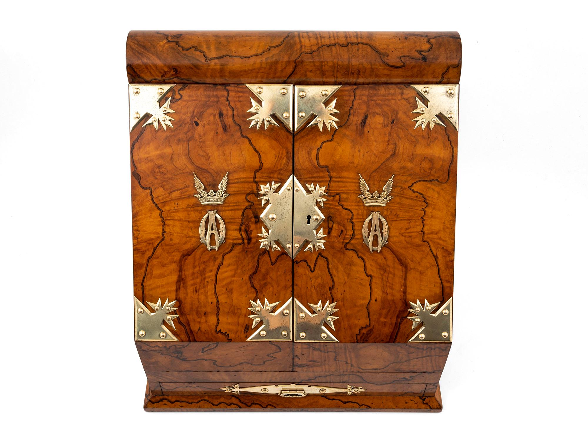 Antiguo armario inglés de madera de olivo de gran tamaño de Betjemann & Leuchars Tallado a mano en venta